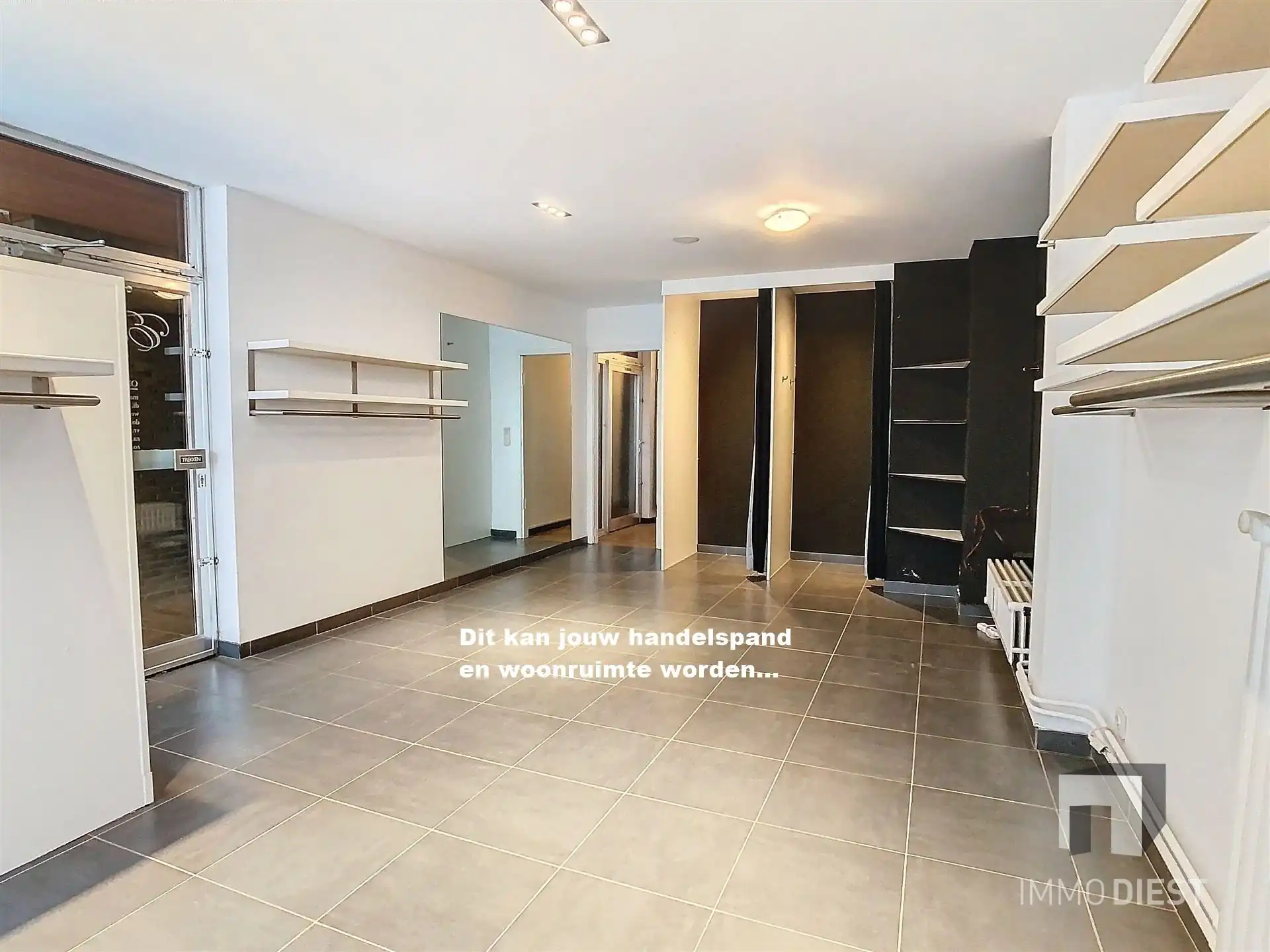 Handelsgelijkvloers met achterliggend appartement foto {{pictureIndex}}