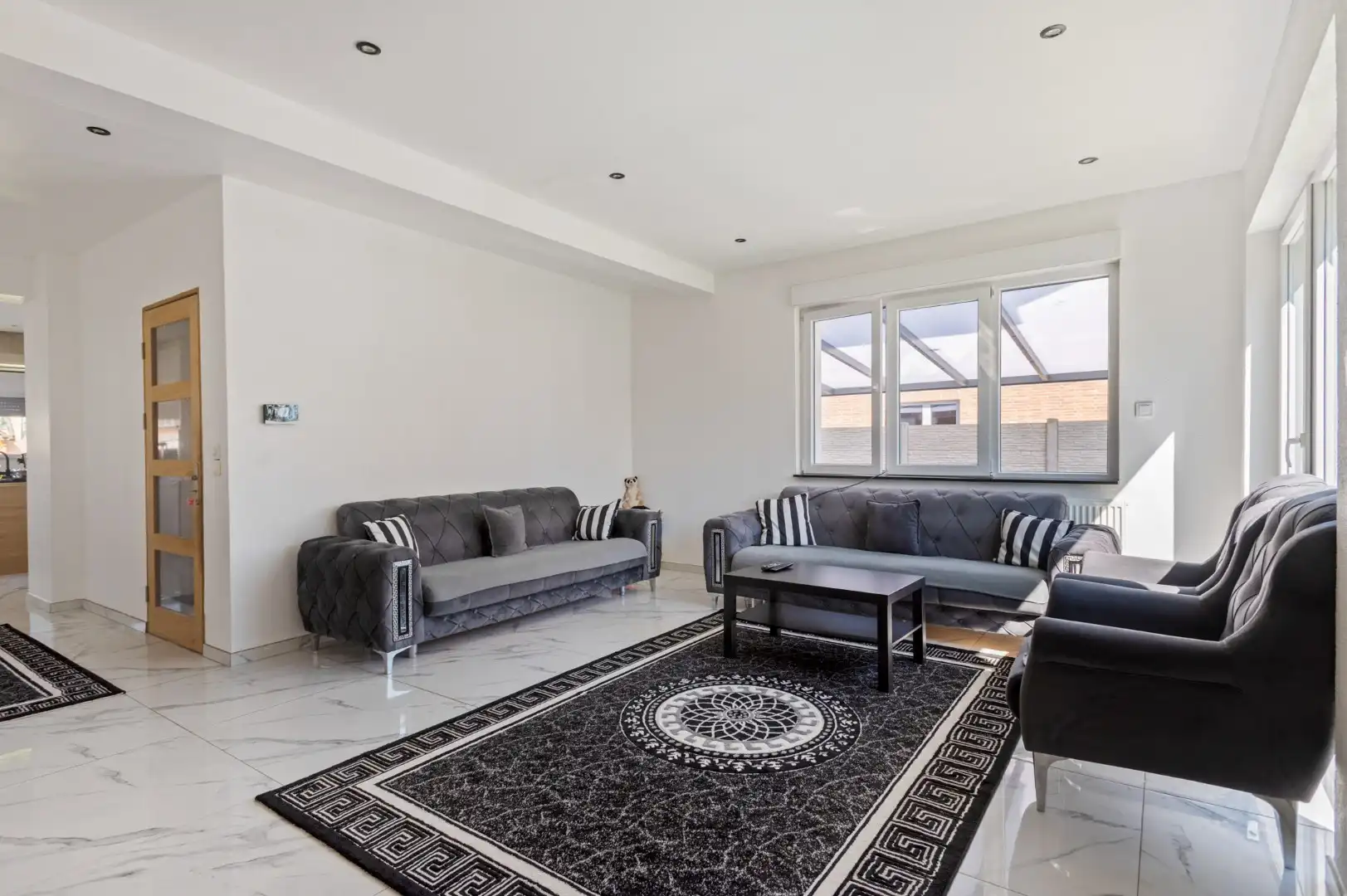 Gerenoveerde woning met tuin, carport en rustige ligging in Willebroek! foto 4