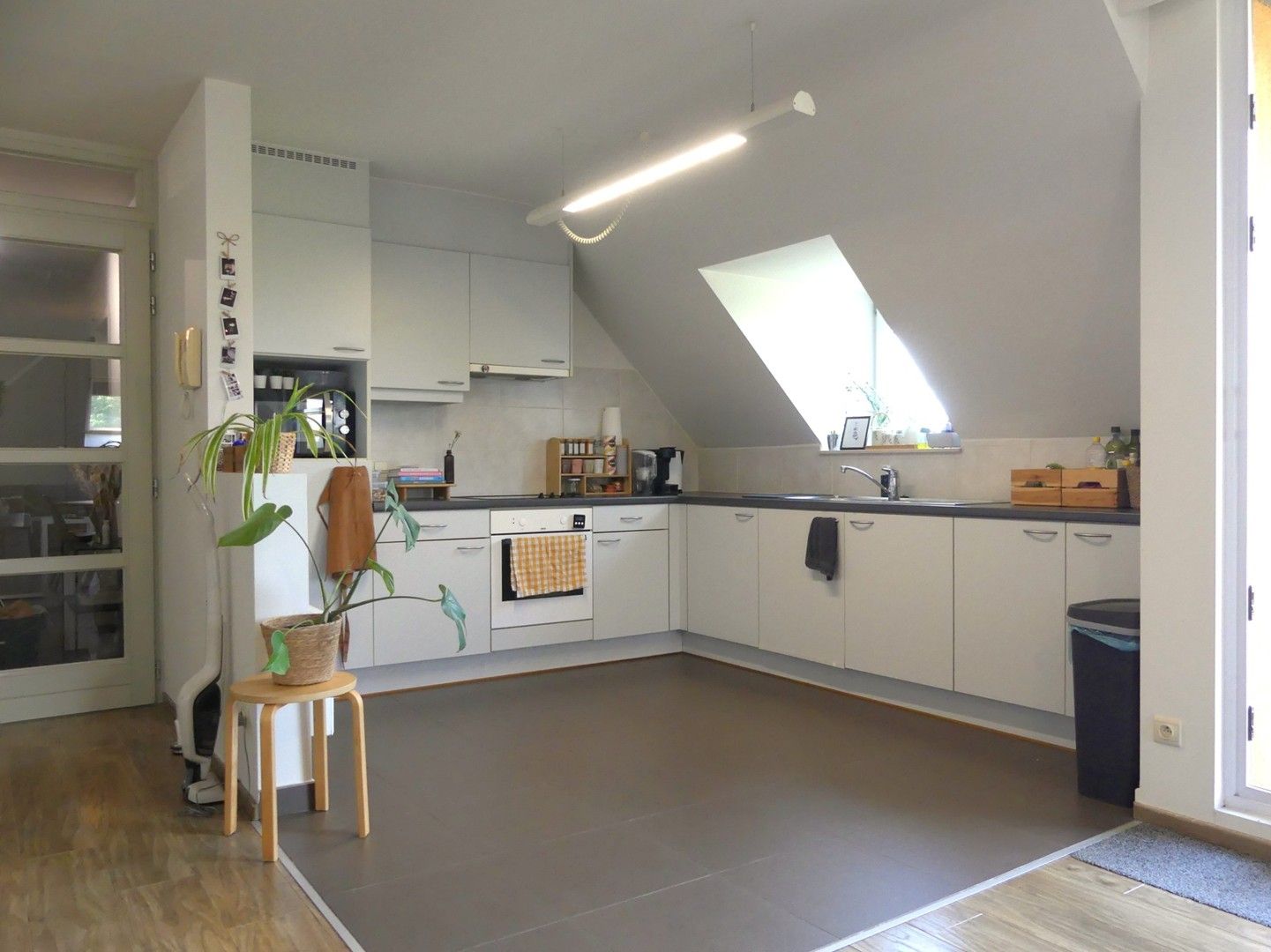Ruim dakappartement met 2 slaapkamers en garage foto 8