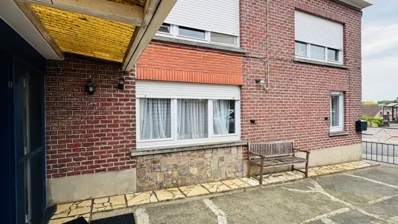 Grote, te renoveren half open bebouwing met 4 slaapkamers, tuin en garage foto 4