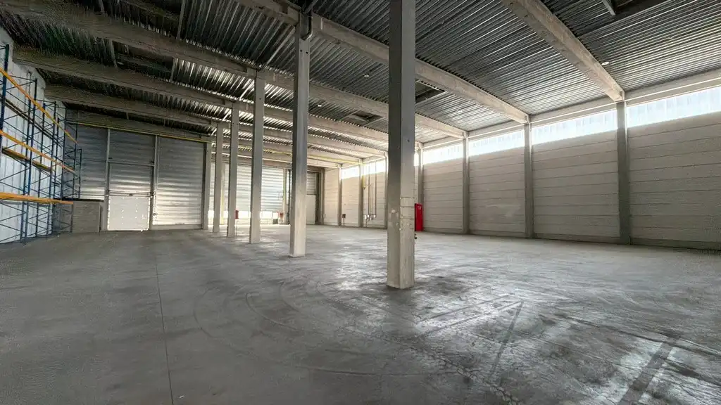 Magazijn met laadkades en kantoor te huur in Malle foto 12