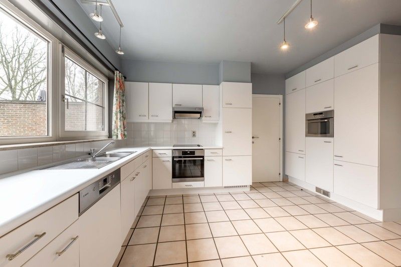 Instapklare halfopen woning met 4 slaapkamers en zonnige tuin TE KOOP in Oostrozebeke! foto 7