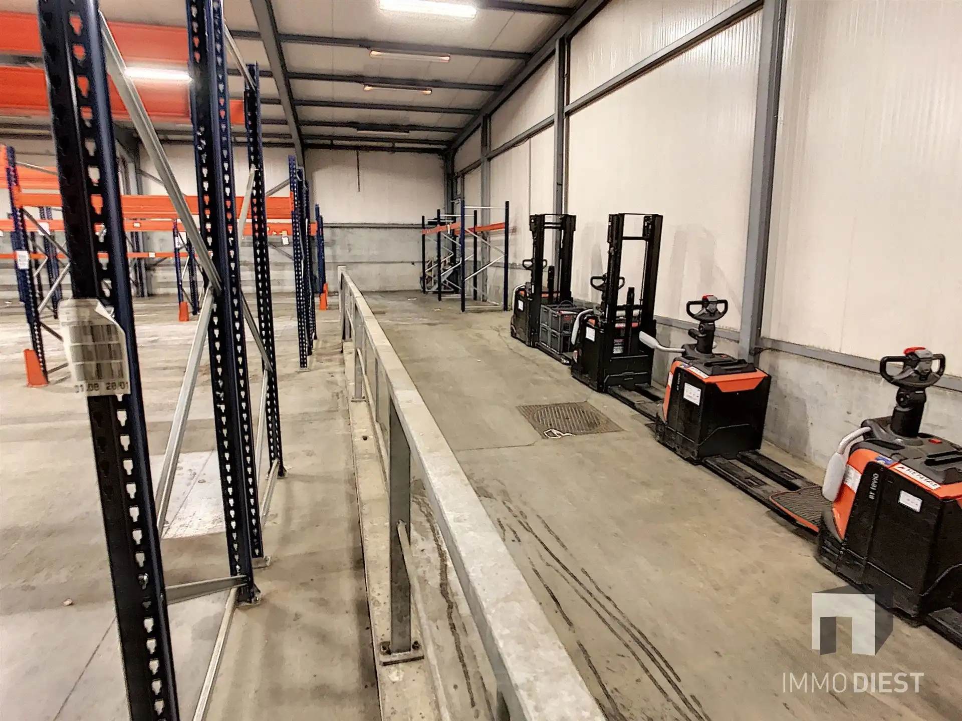 1500 M² GEKOELDE OPSLAG MET BURELEN  foto 24