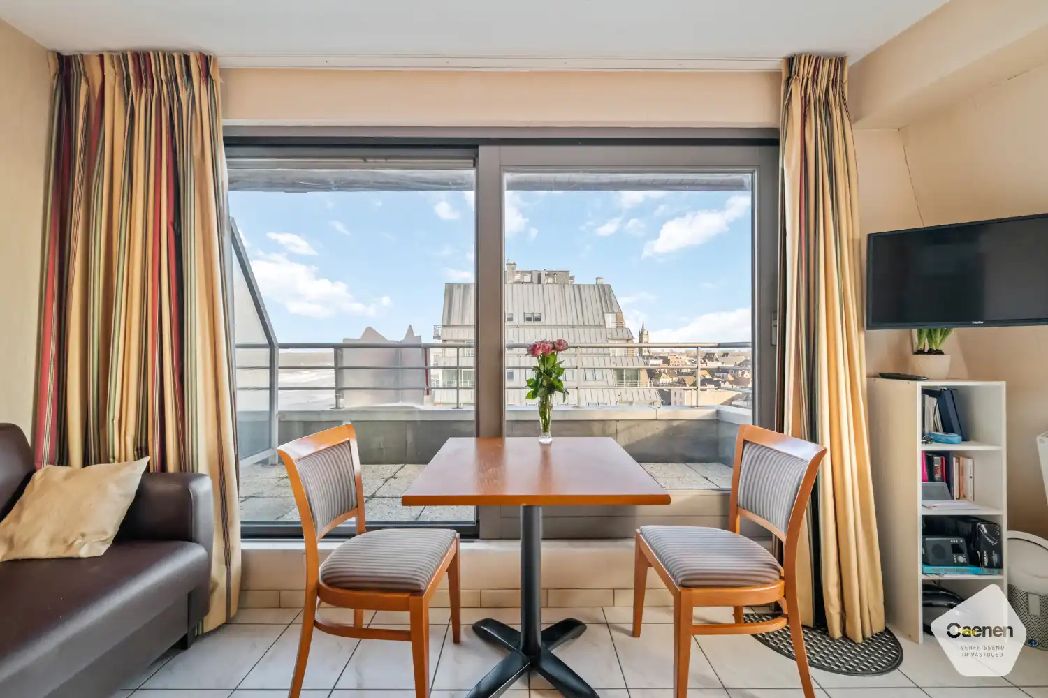 Lichtrijke studio met een prachtig uitzicht op zowel de zee als het hinterland foto 5