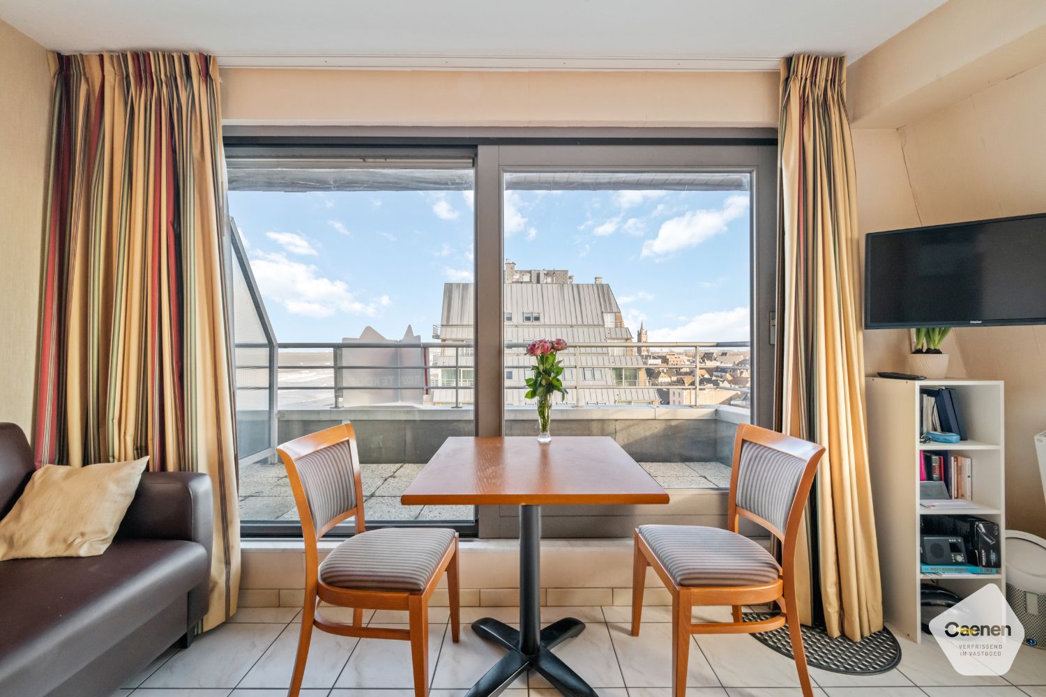 Lichtrijke studio met een prachtig uitzicht op zowel de zee als het hinterland foto 5