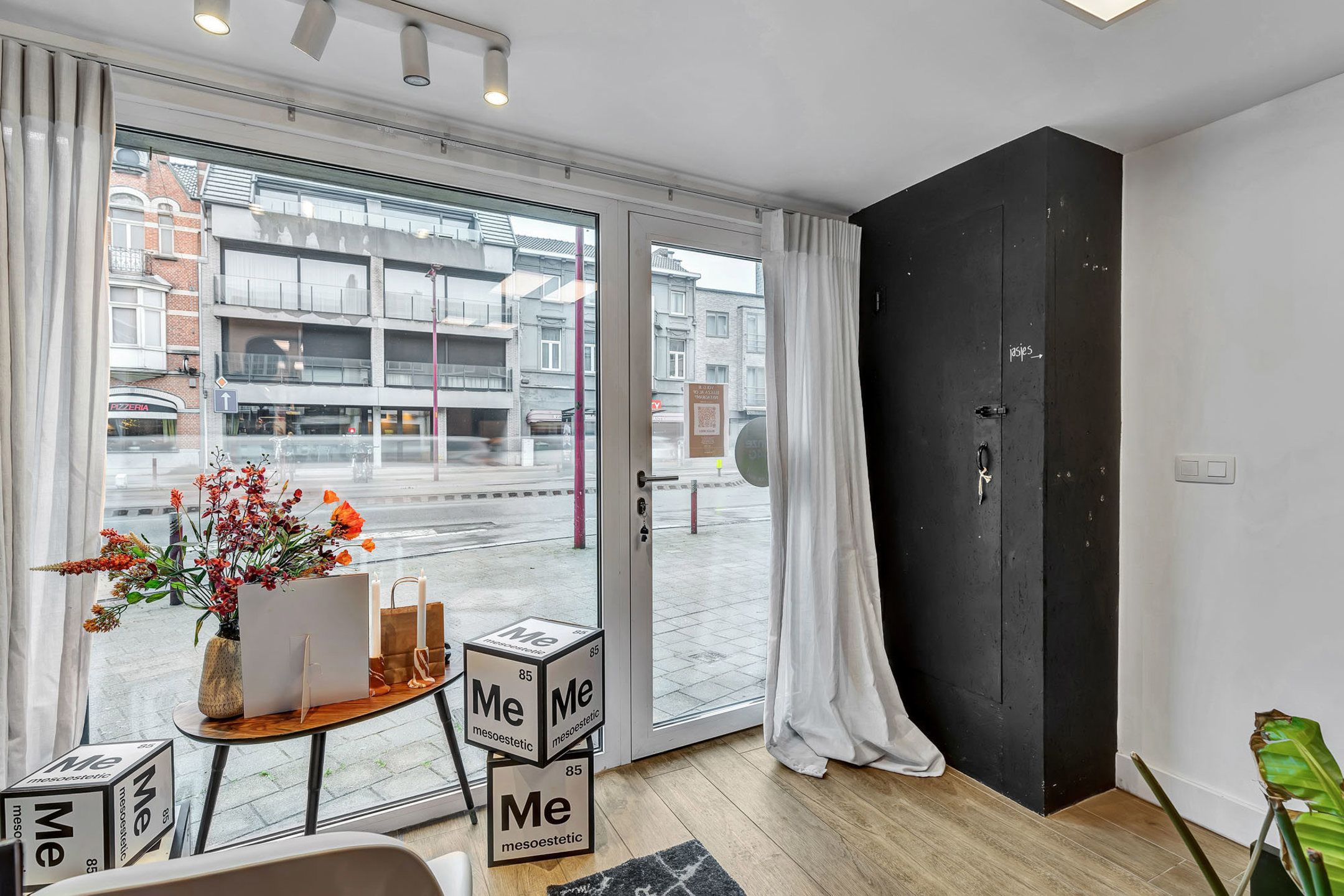 Unieke woning met multifunctionele (handels)ruimte op een toplocatie in Deinze foto {{pictureIndex}}