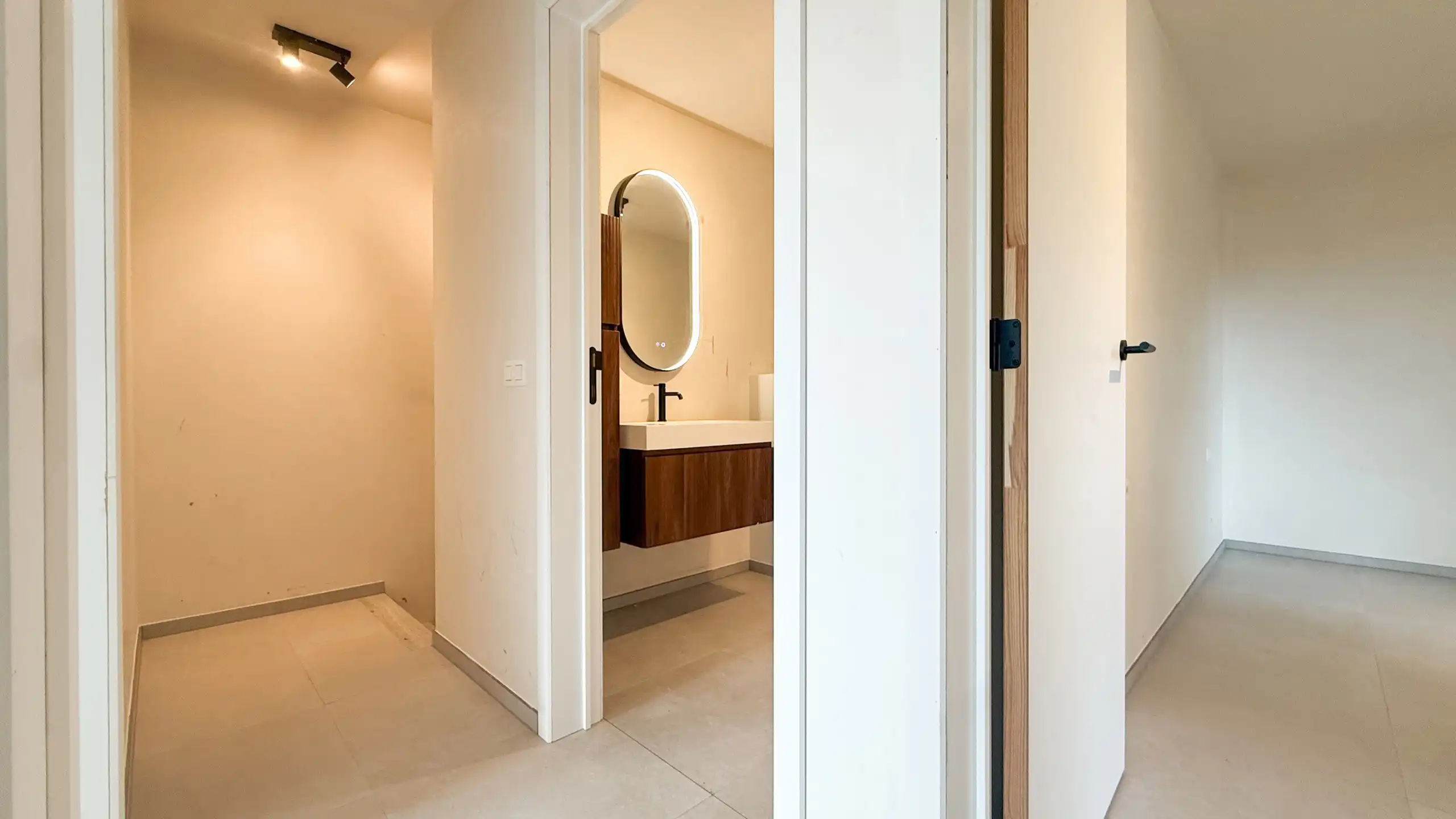 Kwalitatief afgewerkte nieuwbouwwoning op centrale ligging! foto 21