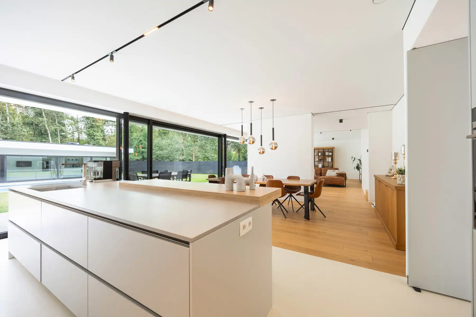Exclusieve energiezuinige villa met zwembad en poolhouse foto 12