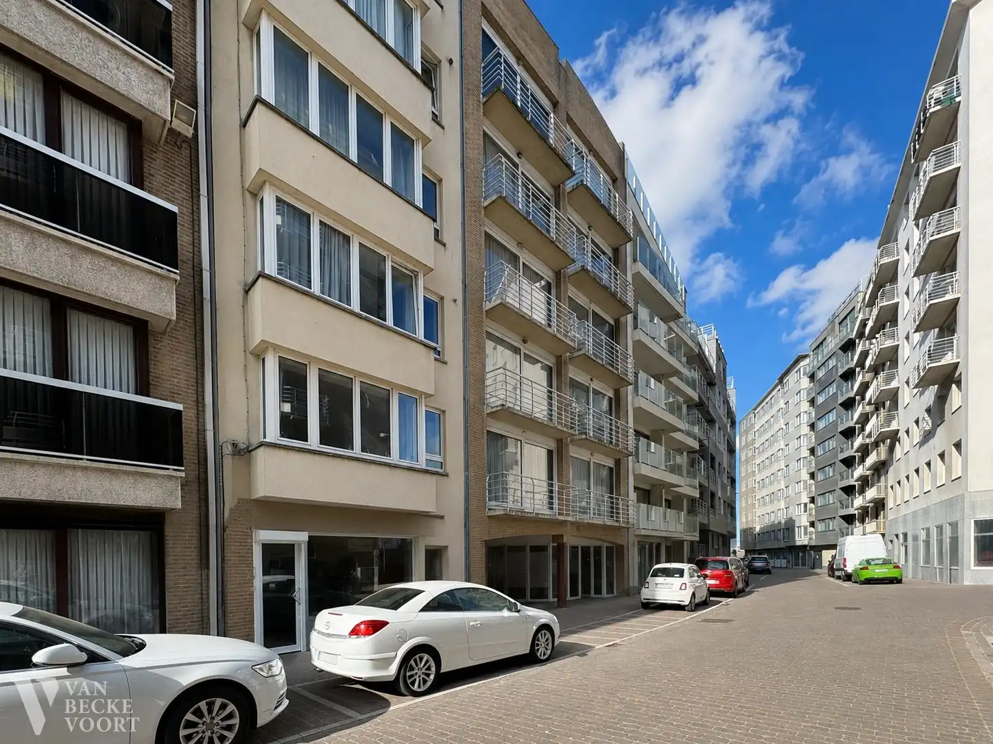 Verfijnd heringericht appartement met zicht op zee foto 14