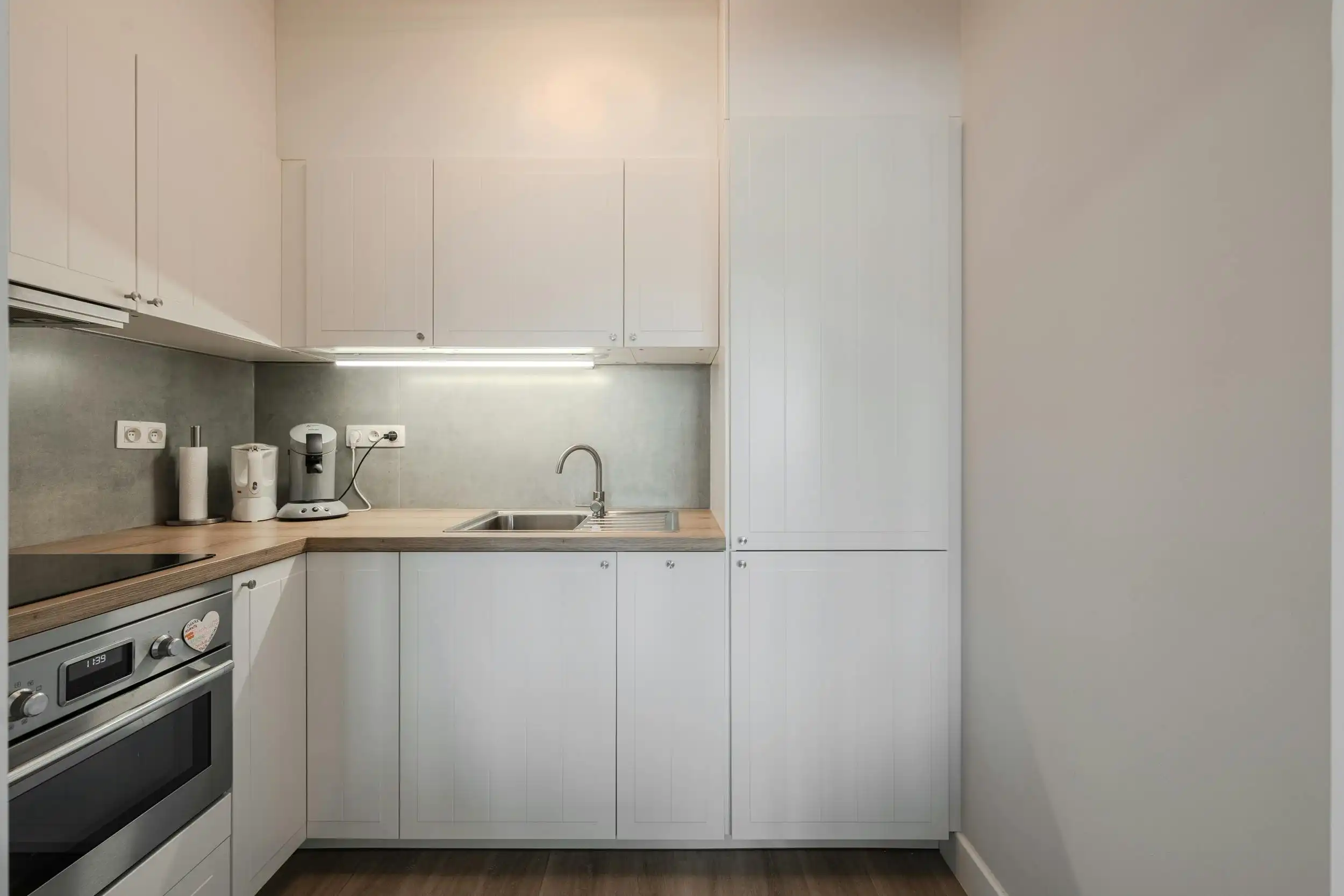 Gerenoveerd 2 slaapkamer appartement vlakbij de Zeedijk! foto 4