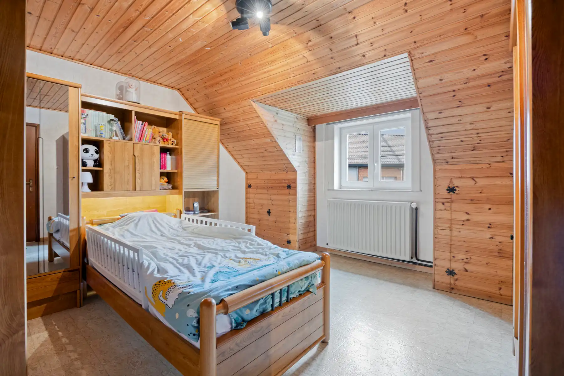 Karaktervolle woning met omheinde tuin en veel staanplaatsen foto 18