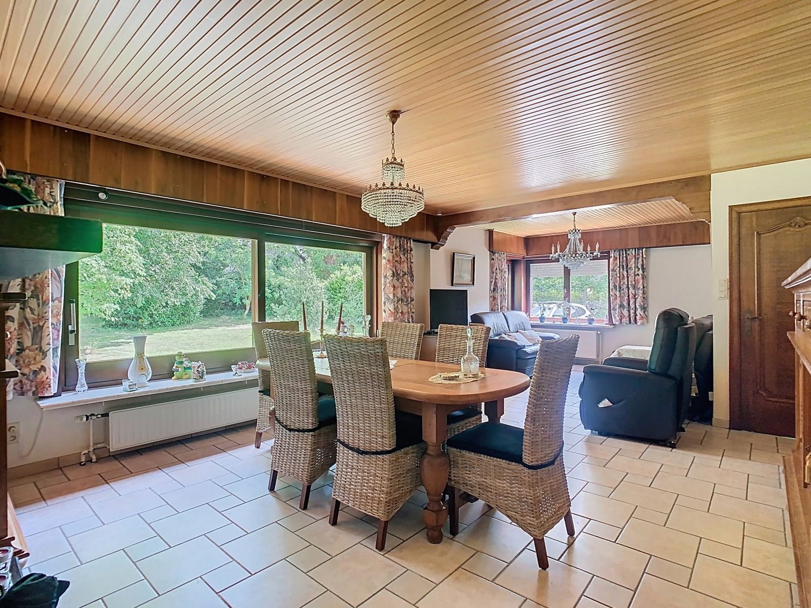 Woning met 2 SLPK, garages en riante tuin, op Toplocatie! foto 2