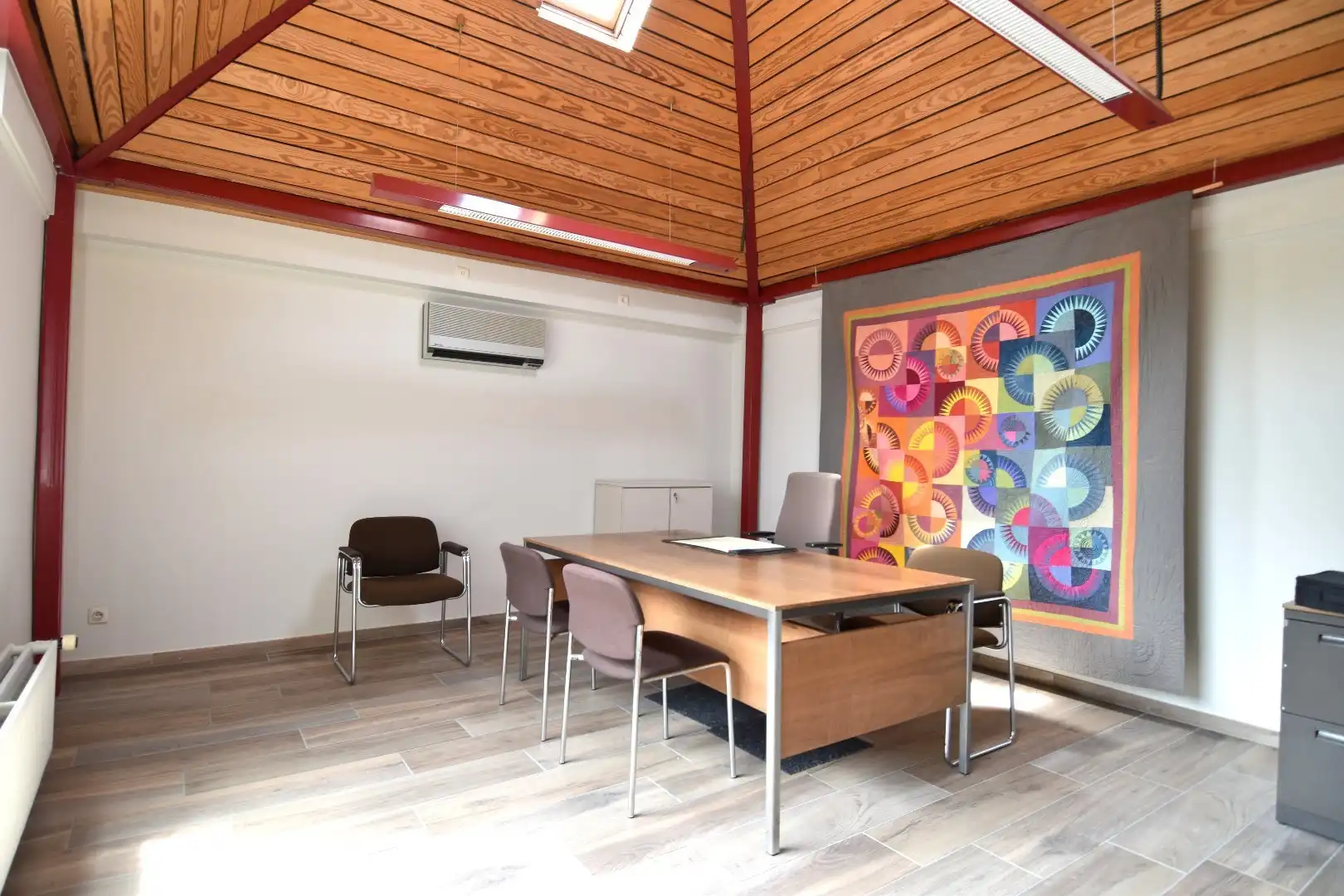 Interessante opbrengsteigendom (204m² kantoor + 3 appartementen + garages/parkings + 295m² loods) op toplocatie in Bissegem foto 11