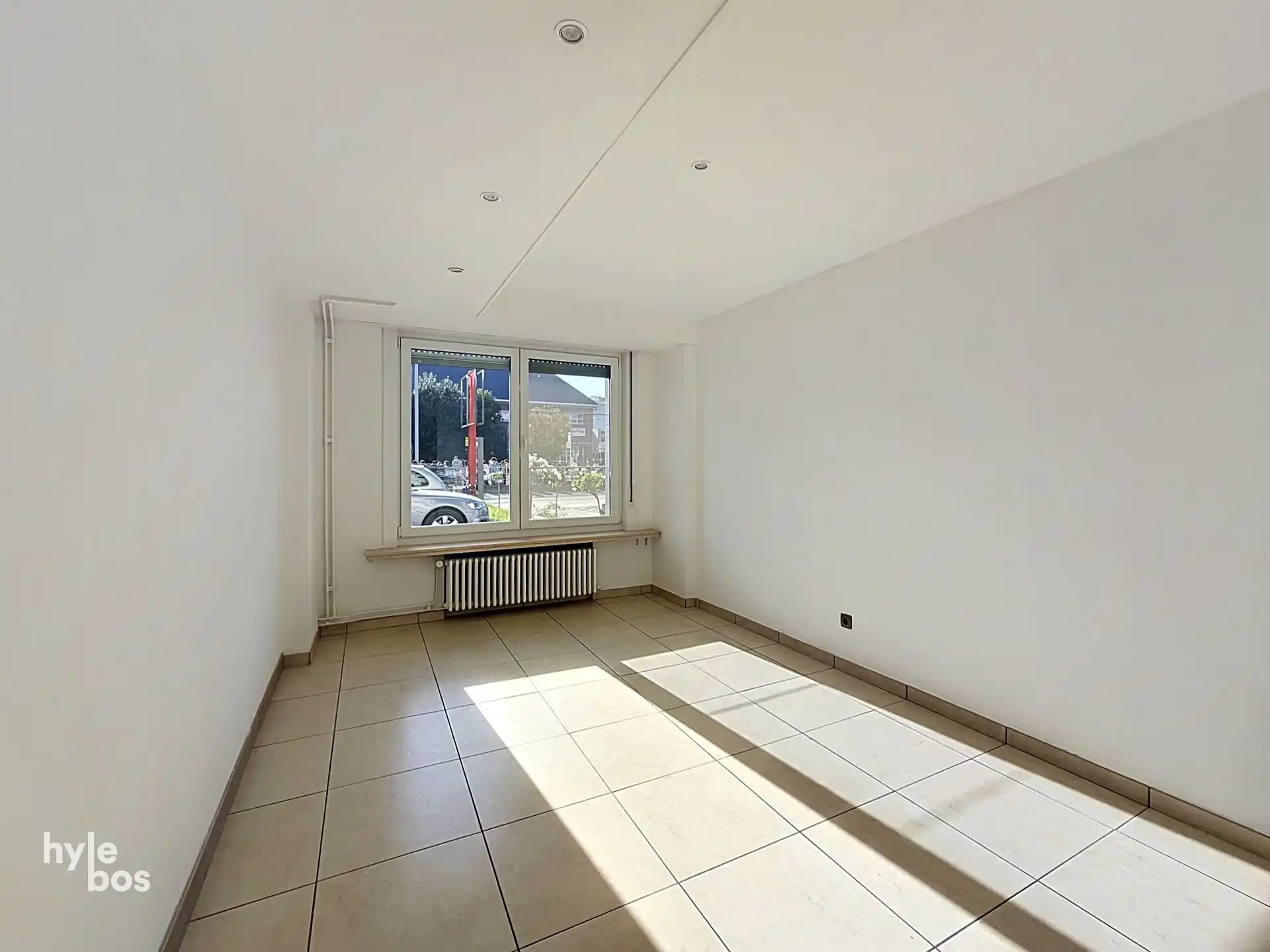 Centraal gelegen, zeer ruim drie slaapkamer appartement met stadstuin en garage foto 12