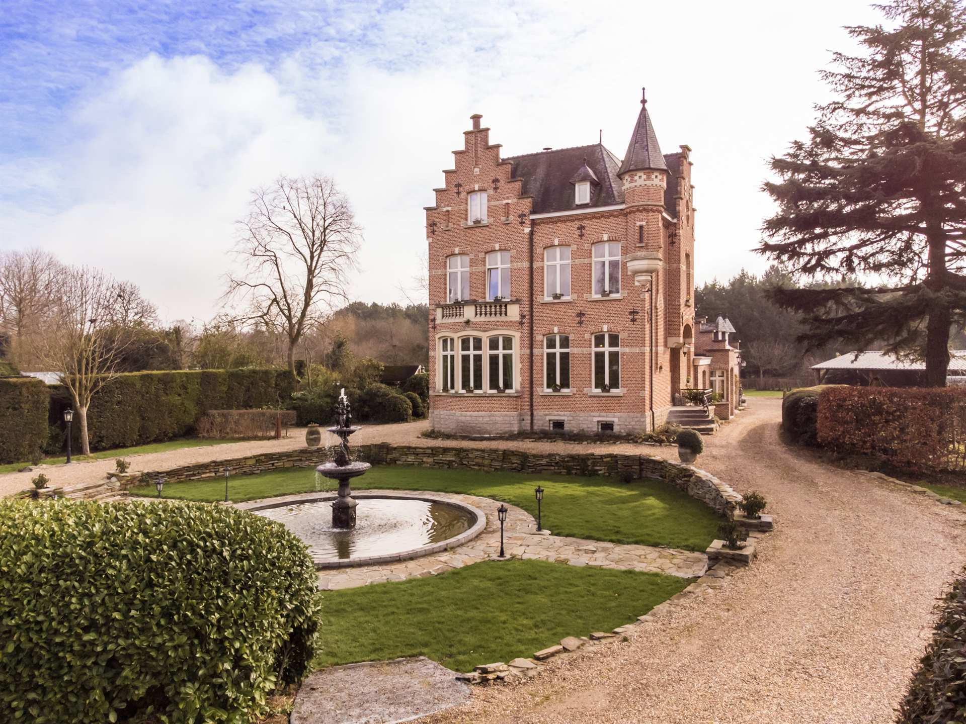 Uitzonderlijke kasteelvilla met siertuin en boomgaard foto 17