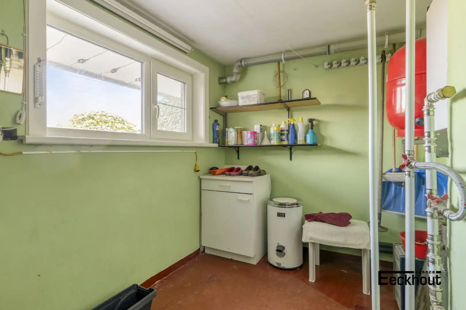 Te moderniseren woning op goede ligging met garage en tuin! foto 22