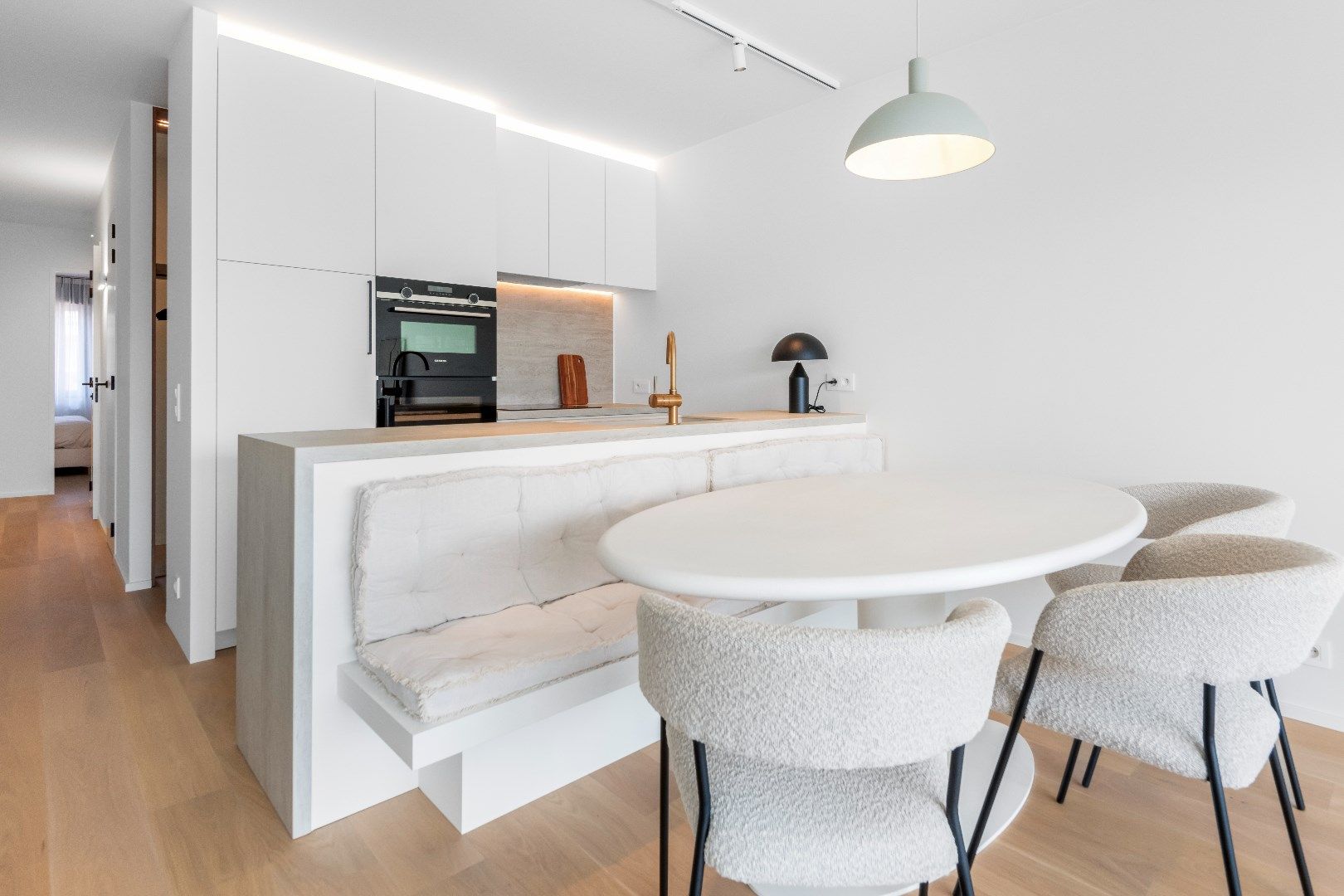 Luxueus vernieuwd appartement, gelegen in de Kustlaan, tussen het Van Bunnenplein en het Lichttorenplein. foto 10