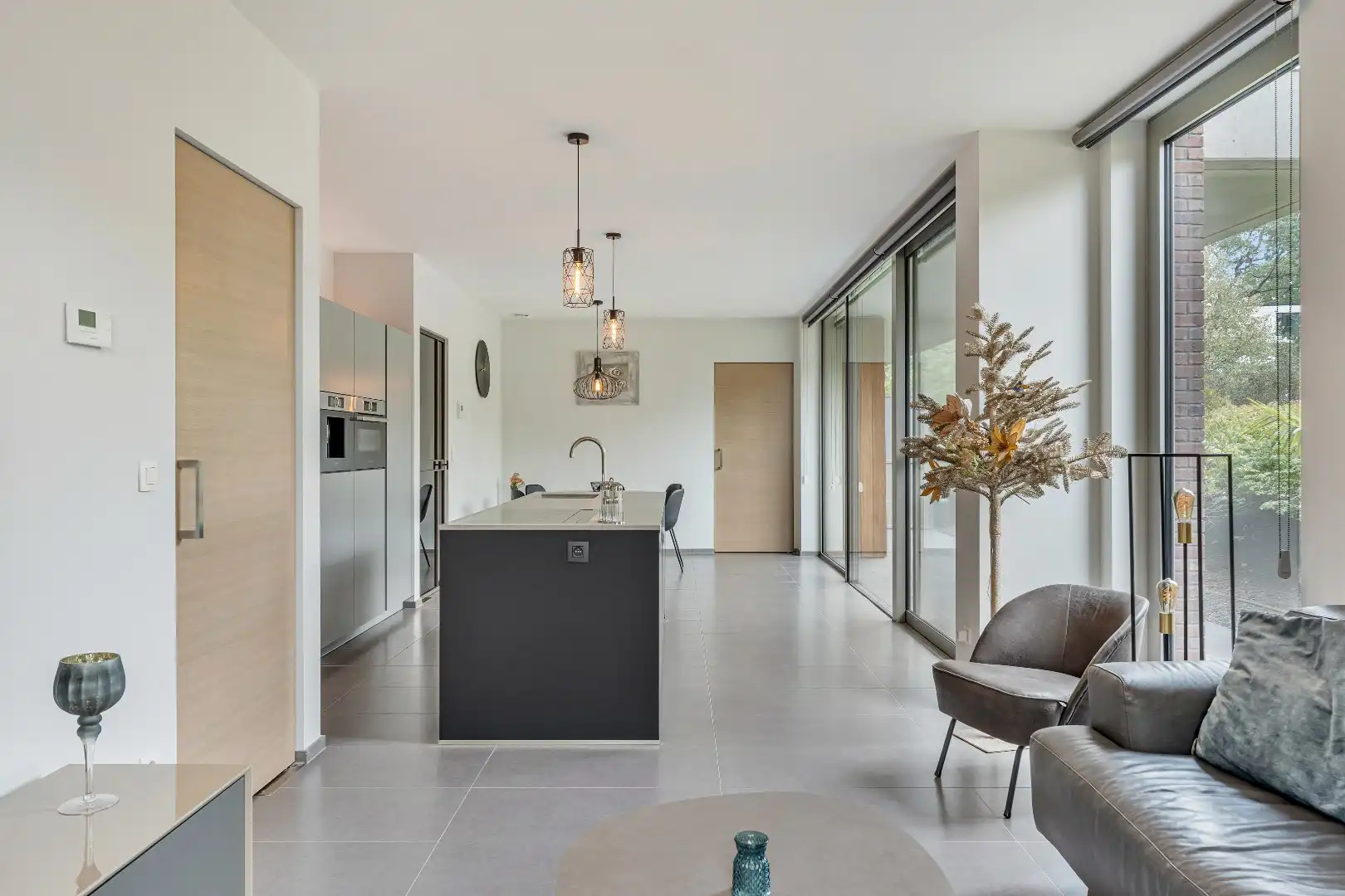 Exclusief gelijkvloers appartement met ruime terrassen, 2 slpk, extra brede autostaanplaats, centrum Genk foto 7