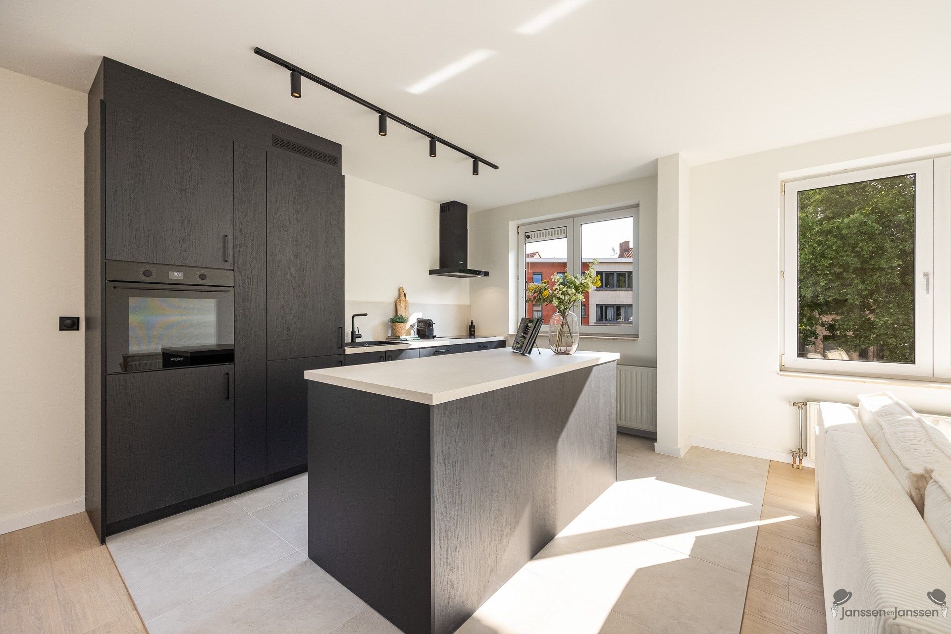 Gerenoveerd appartement met 2 slk op rustige locatie in Schoten foto 2
