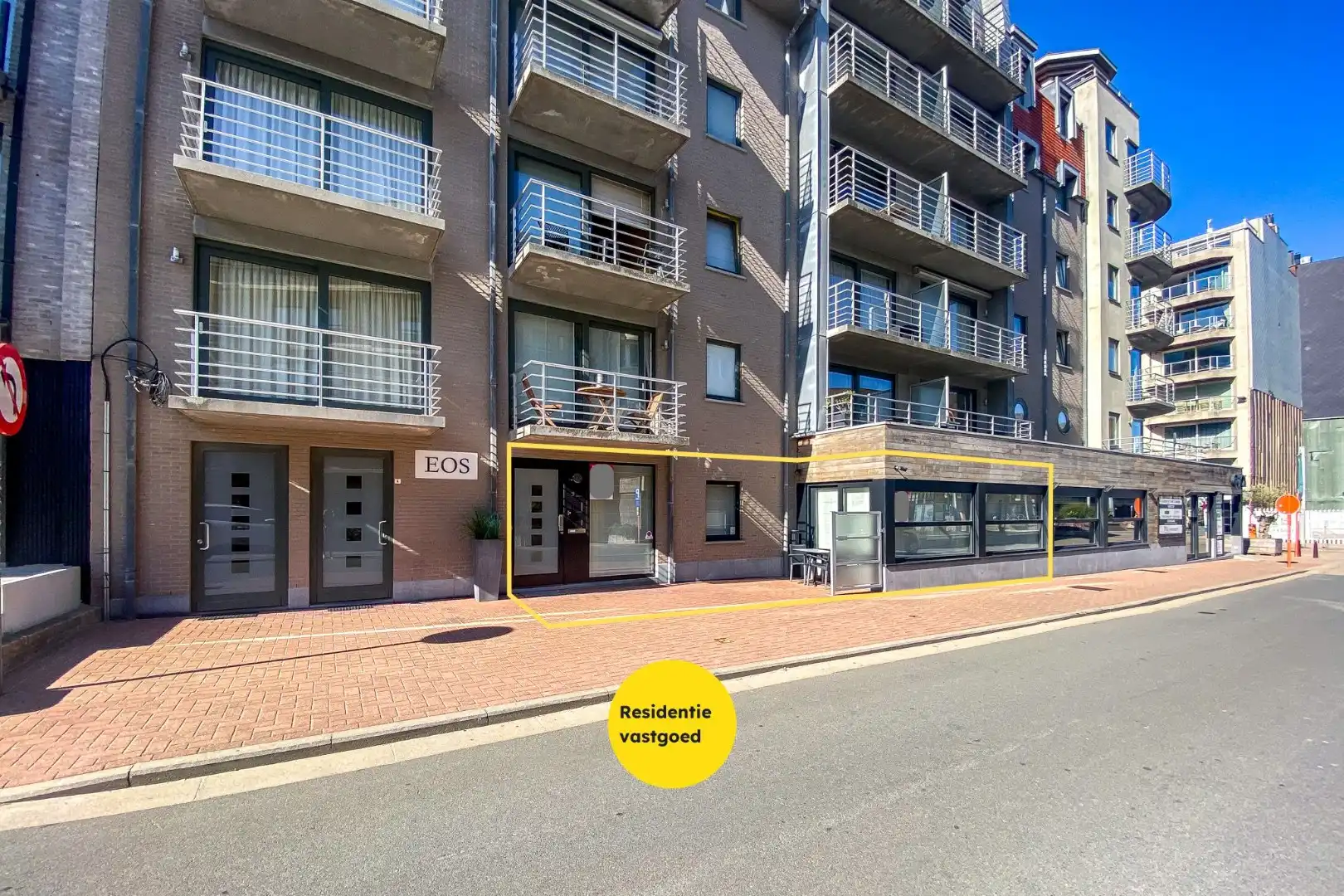 Prachtig onderhouden gelijkvloersappartement van maar liefst 175m² gelegen op 50m van het strand te Sint-Idesbald. foto {{pictureIndex}}