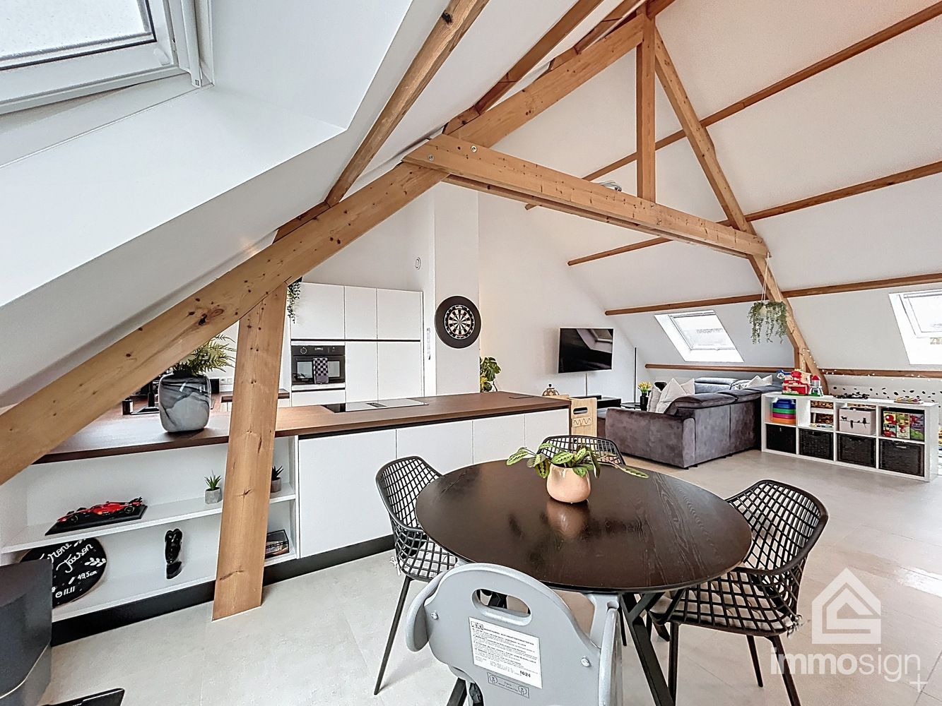 Uniek dakappartement met open leefruimte en energielabel A foto {{pictureIndex}}