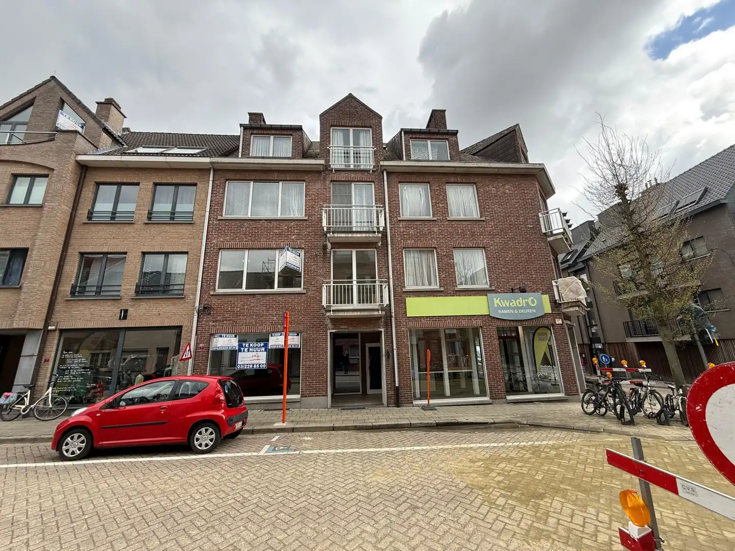 COMMERCIEEL GELIJKVLOERS foto {{pictureIndex}}