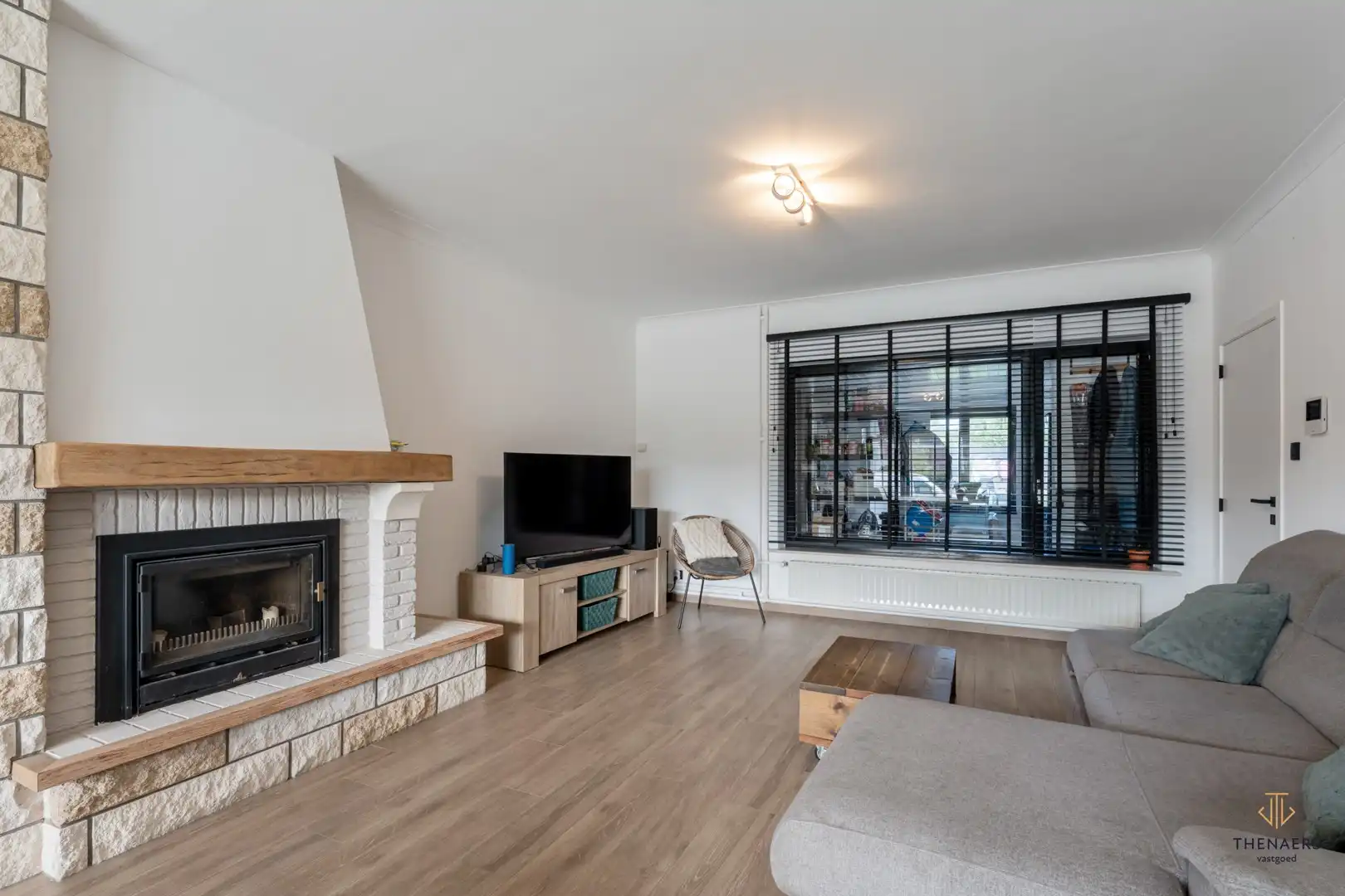 INSTAPKLARE WONING MET 3 SLAAPKAMERS, TUIN EN CARPORT. foto 6