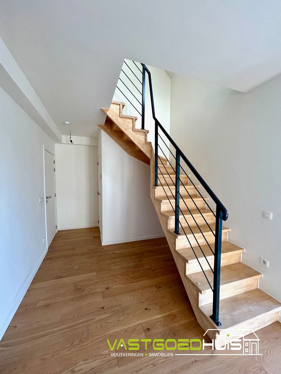 Hedendaags duplex appartement met terras foto 16