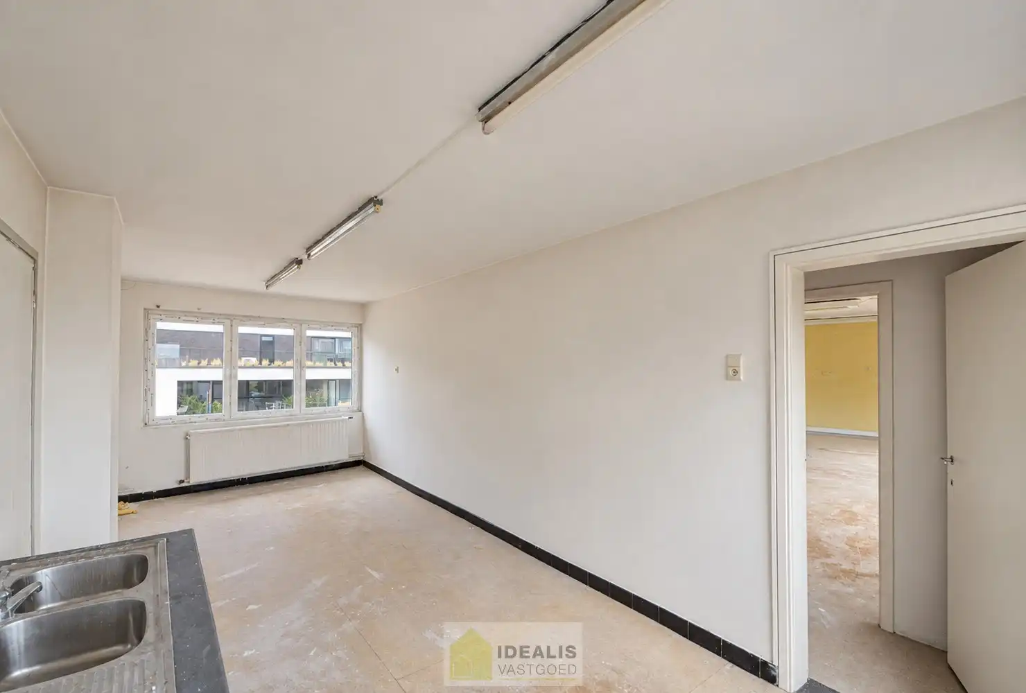 IDEALIS VASTGOED - HANDELSRUIMTE OP EEN ZEER GUNSTIGE COMMERCIËLE ZICHTLOCATIE IN HET CENTRUM VAN BERINGEN! Deze handelsruimte van + - 158m² is gelegen langs de Scheigoorstraat  in het centrum van Beringen waardoor het een toplocatie is. Bovendien is er ruim voldoende privatieve parkeergelegenheid voor de handelsruimte. Gemakkelijk te bereiken te voet, per auto én openbaar vervoer en gelegen op een absolute zichtlocatie! foto 13
