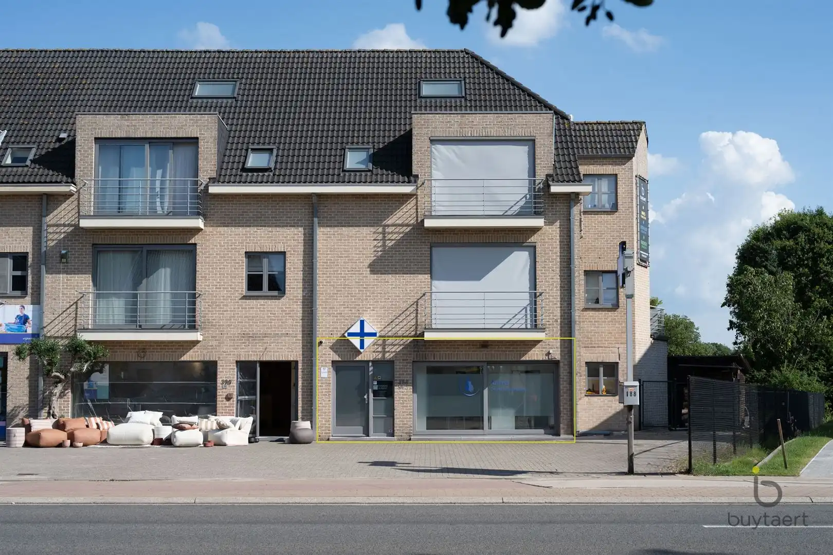Handelsruimte met parking in Schilde. foto 19