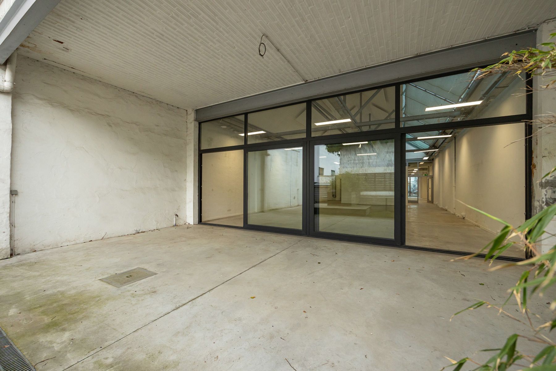 Instapklaar kantoorgebouw te koop in Merksem foto 13