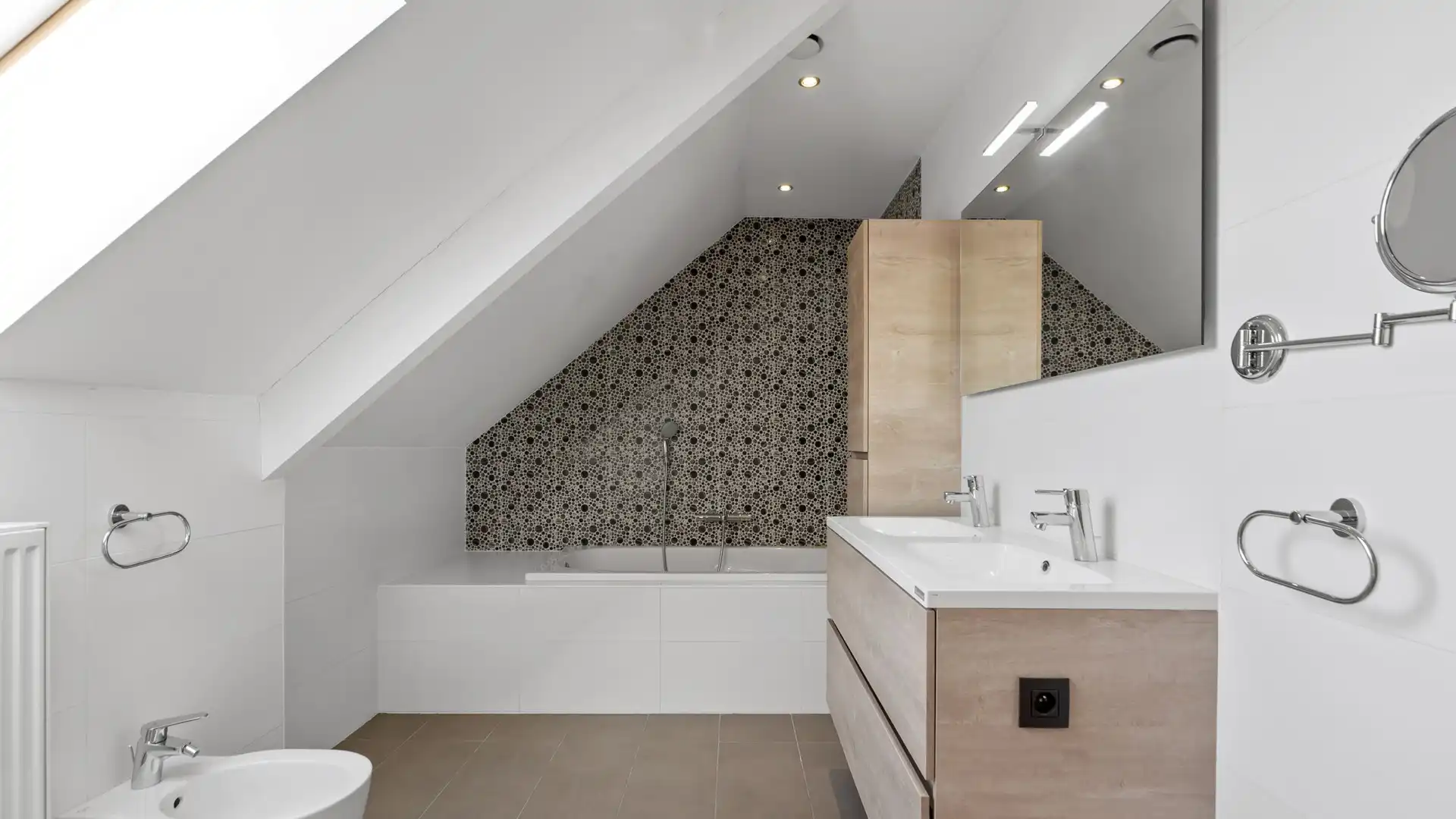 Wonen boven je zaak? Ontdek deze instapklare opportuniteit in het hart van Maasmechelen foto 34