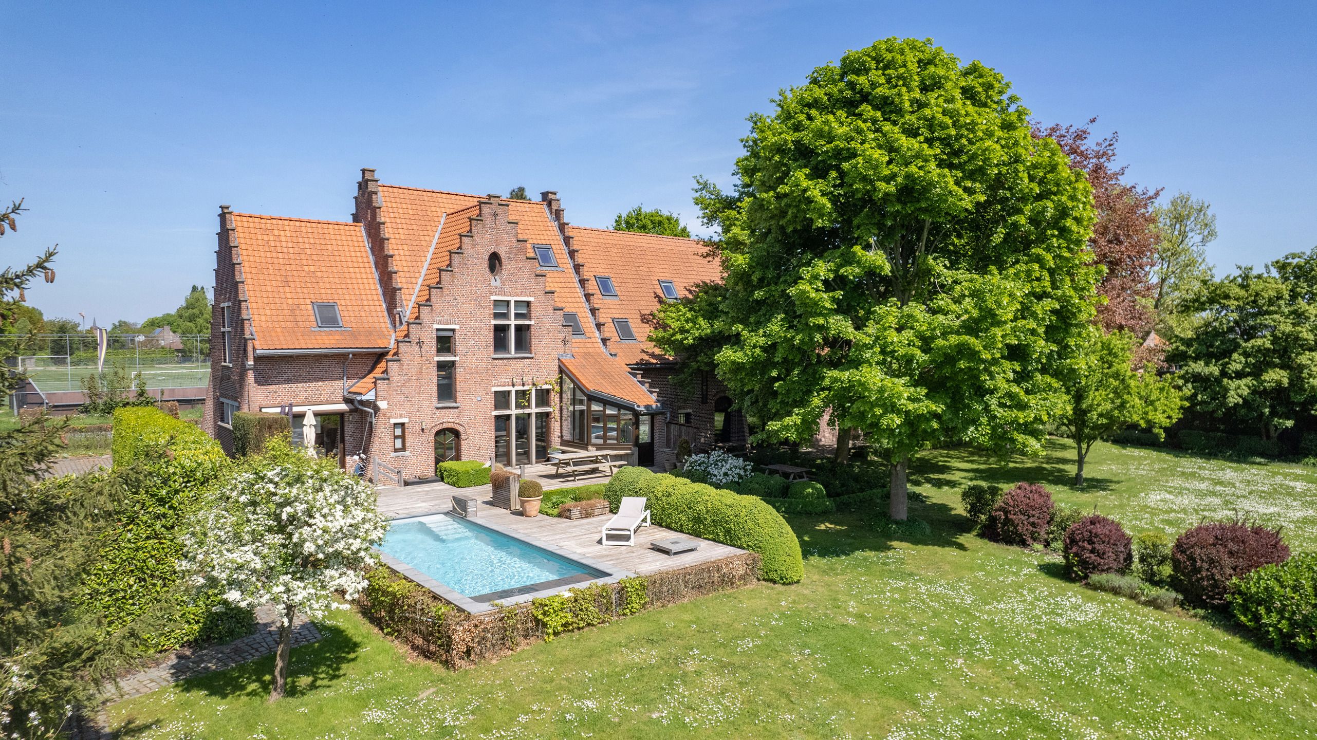 Uitzonderlijke hoeve met apart praktijkgedeelte, zwembad en prachtig zicht op weiland op 2.642m² foto 19