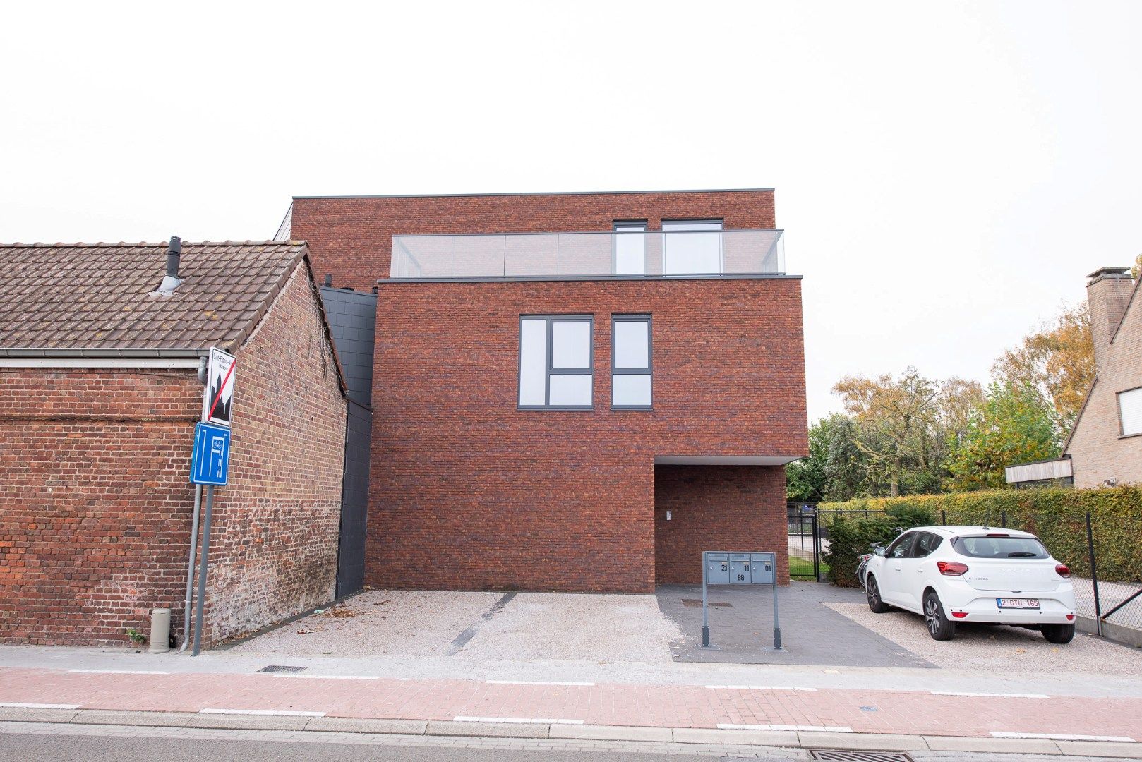 Topper! Ruim 3 gevel-appartement van 118 m² met ruim terras van 21,5 m² en parkeerplaats te Sint-Eloois-Vijve foto {{pictureIndex}}