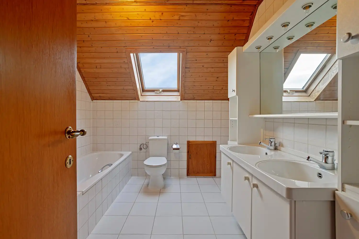 Ruime halfopen gezinswoning met 4 slaapkamers, garage en tuin gelegen in een residentiële straat te Drongen foto 17