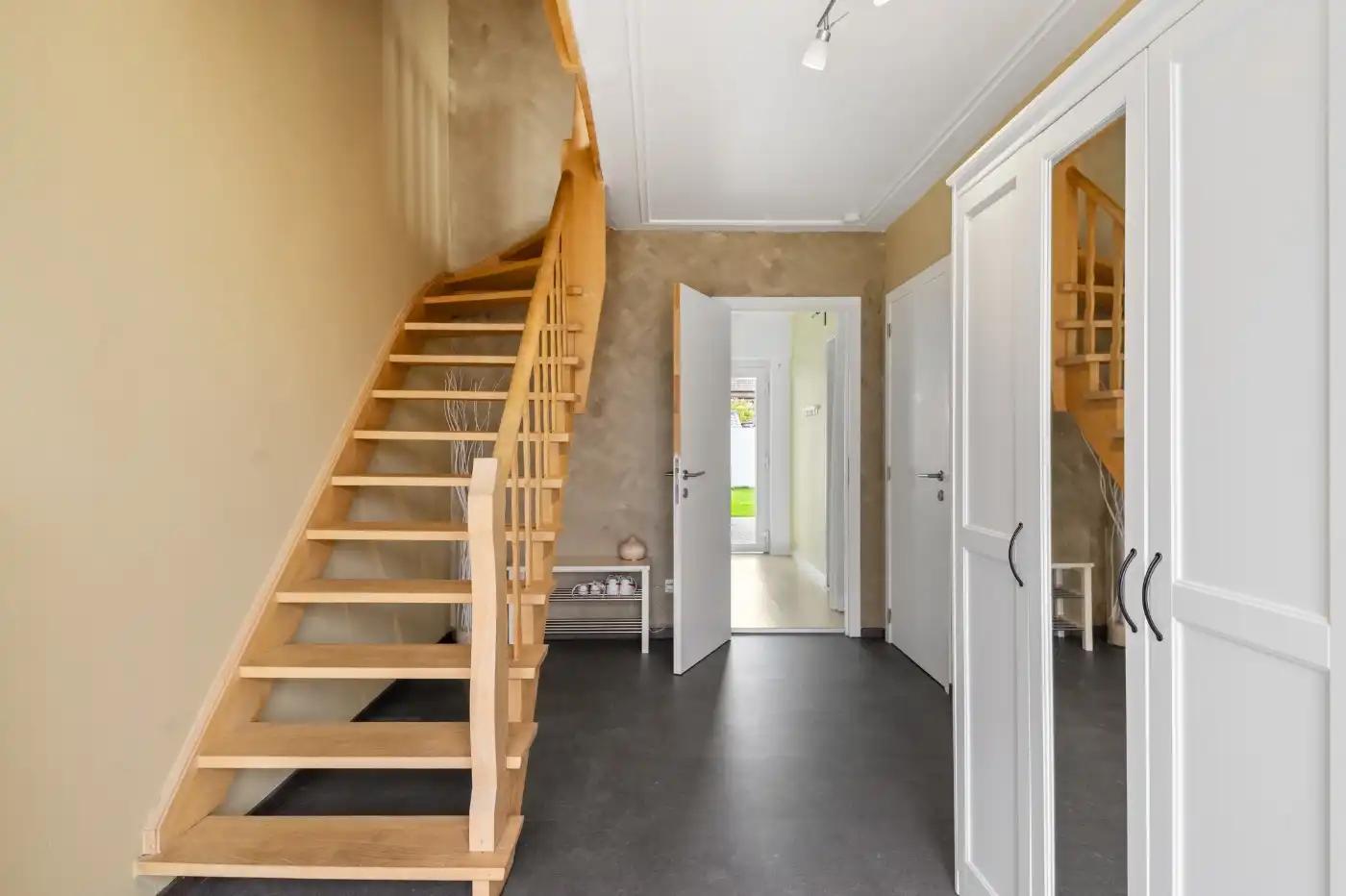 Prachtig gerenoveerde bel-etagewoning met 3 slpk., garage én gezellige tuin foto 13