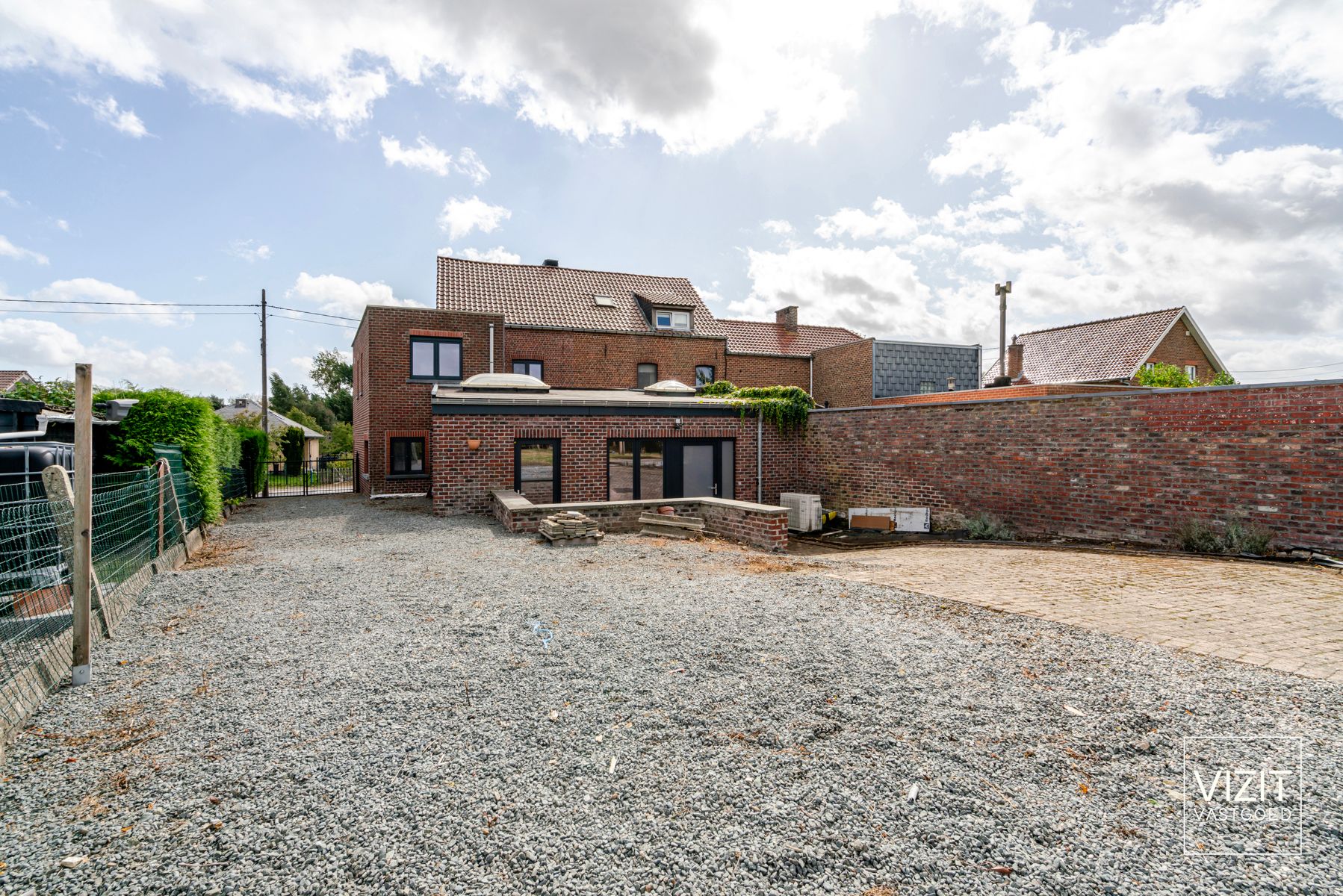 Zeer ruime halfopen woning aangename tuin foto 2