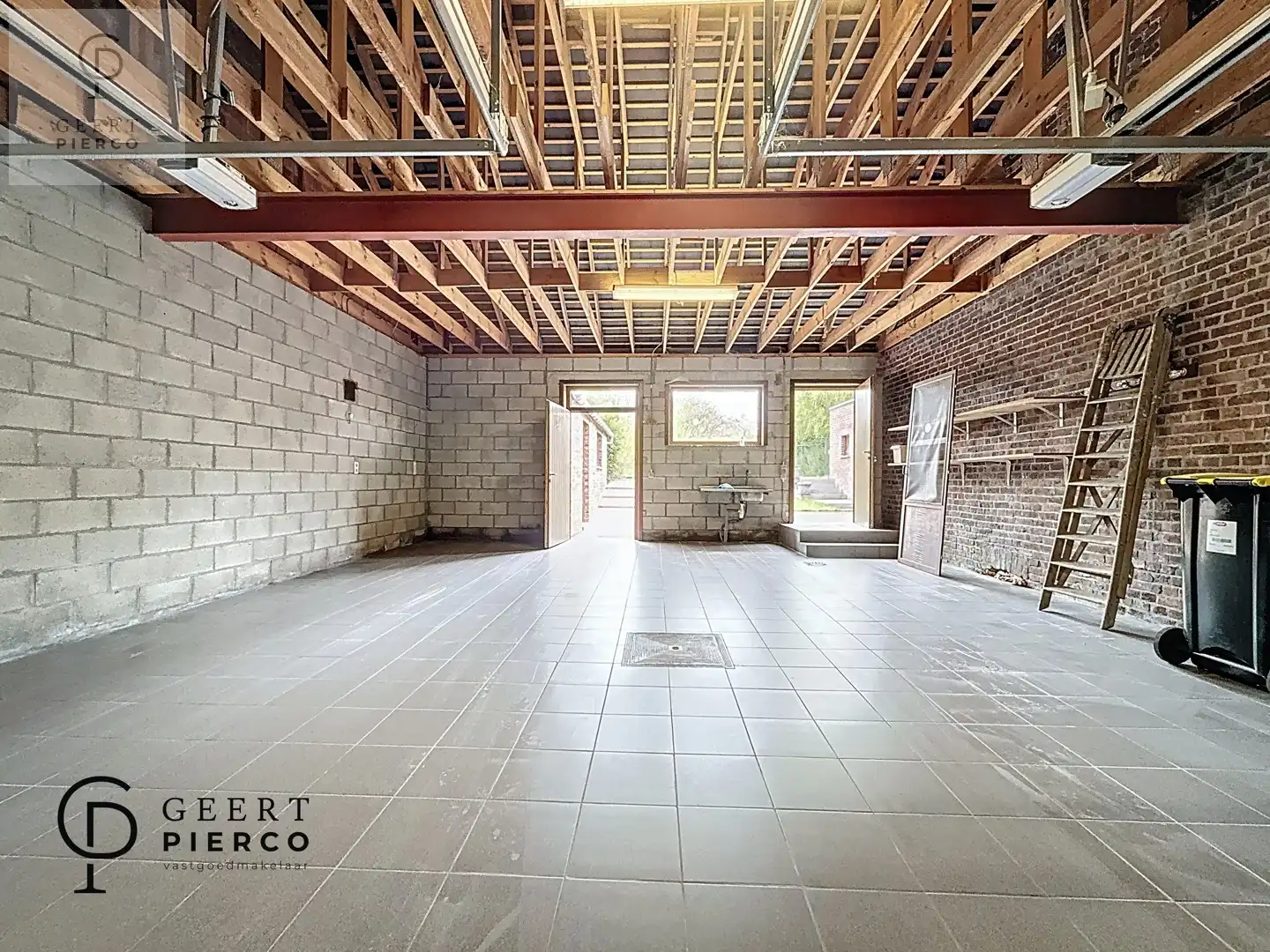 Eigentijdse woonst met ruime tuin foto 30