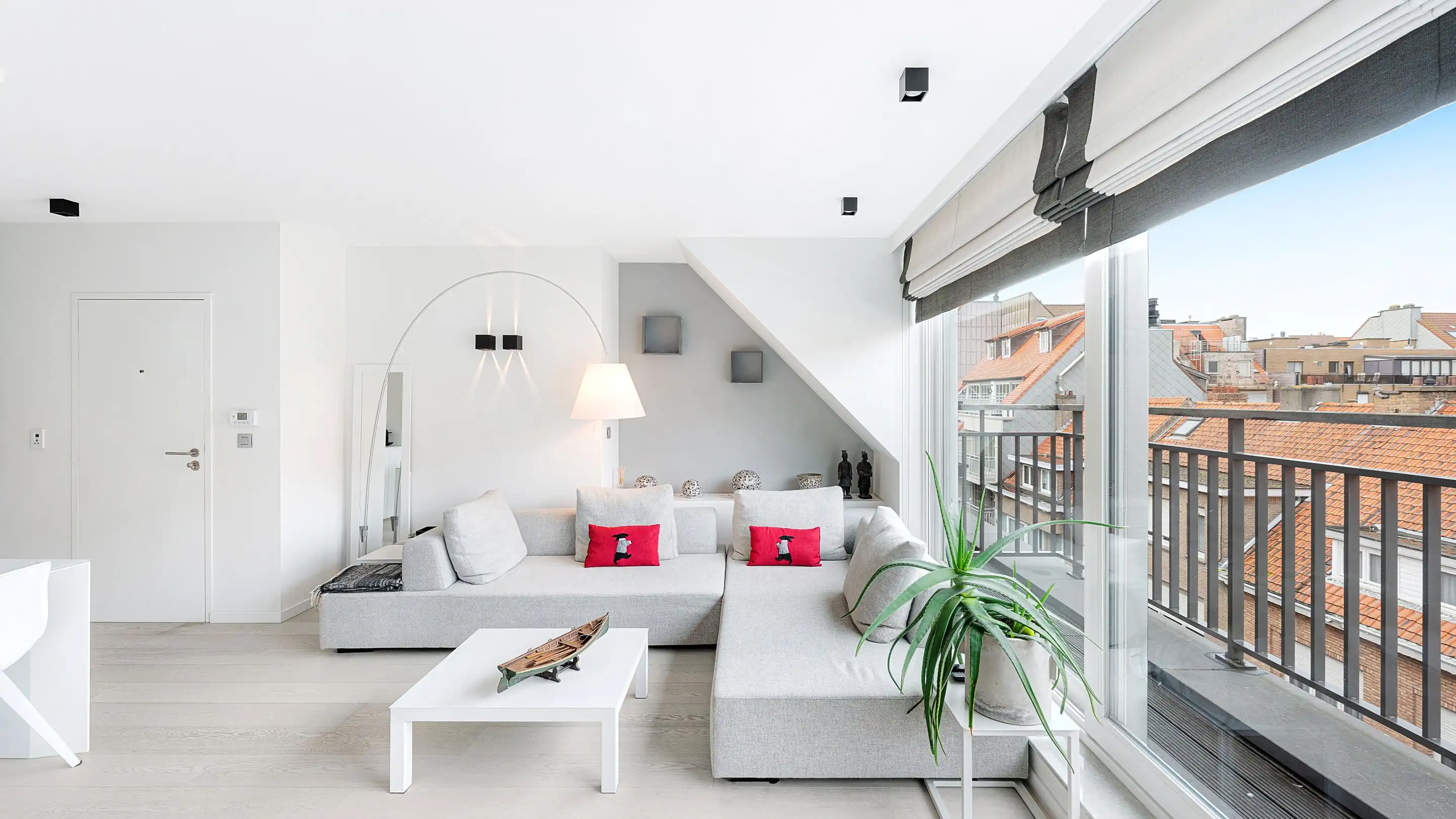 Zeer recent en mooi  duplex dakapp. in perfecte staat  met groot zuidgericht terras dichtbij de Lippenslaan. foto 2