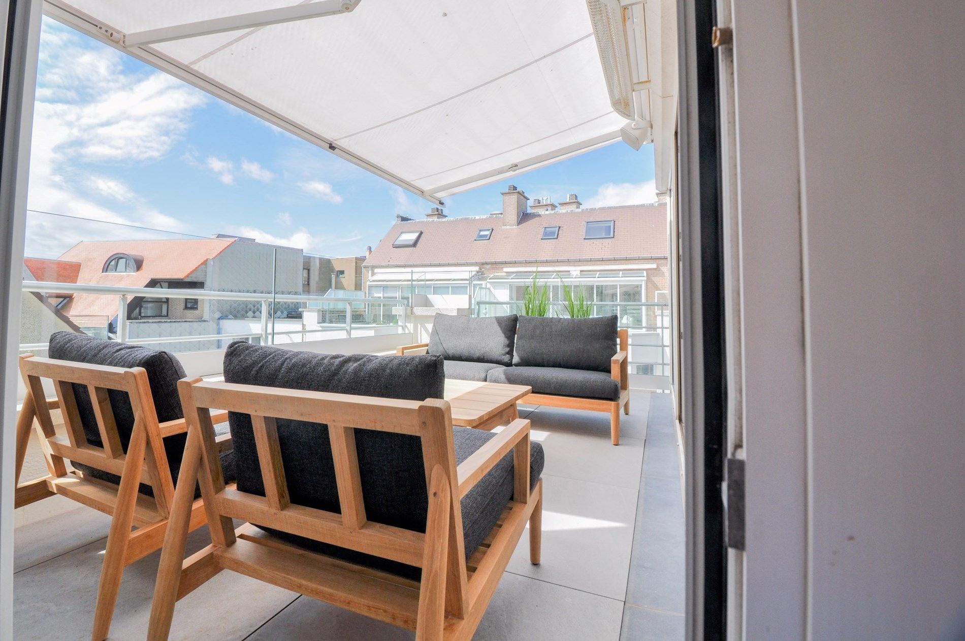 Appartement met zijdelings zeezicht en een ruim zuidwest gericht terras. foto 5