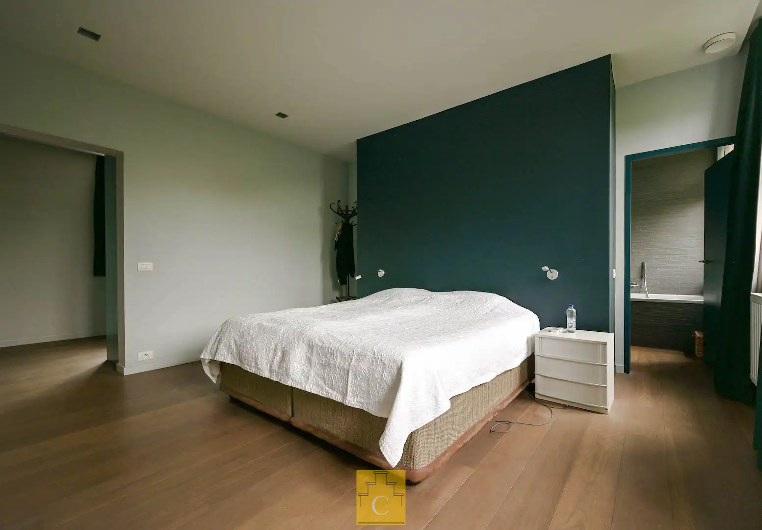 Een woning waar karakter en hedendaagse architectuur elkaar perfect aanvullen. foto 23
