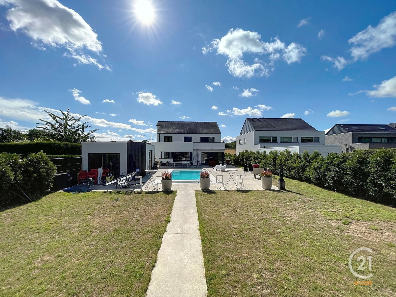 Luxueuze vrijstaande woning in rustige omgeving met zwembad foto 24
