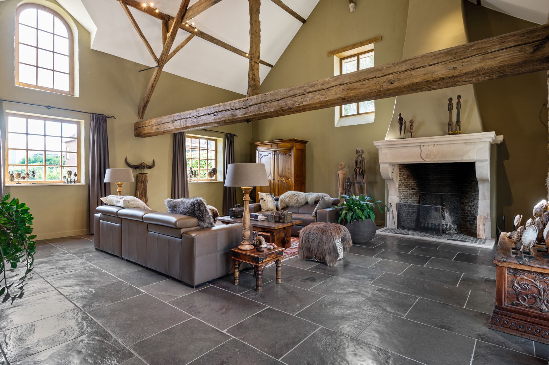 Gerenoveerde hoevewoning met praktijk en paardenstallen.  foto 7
