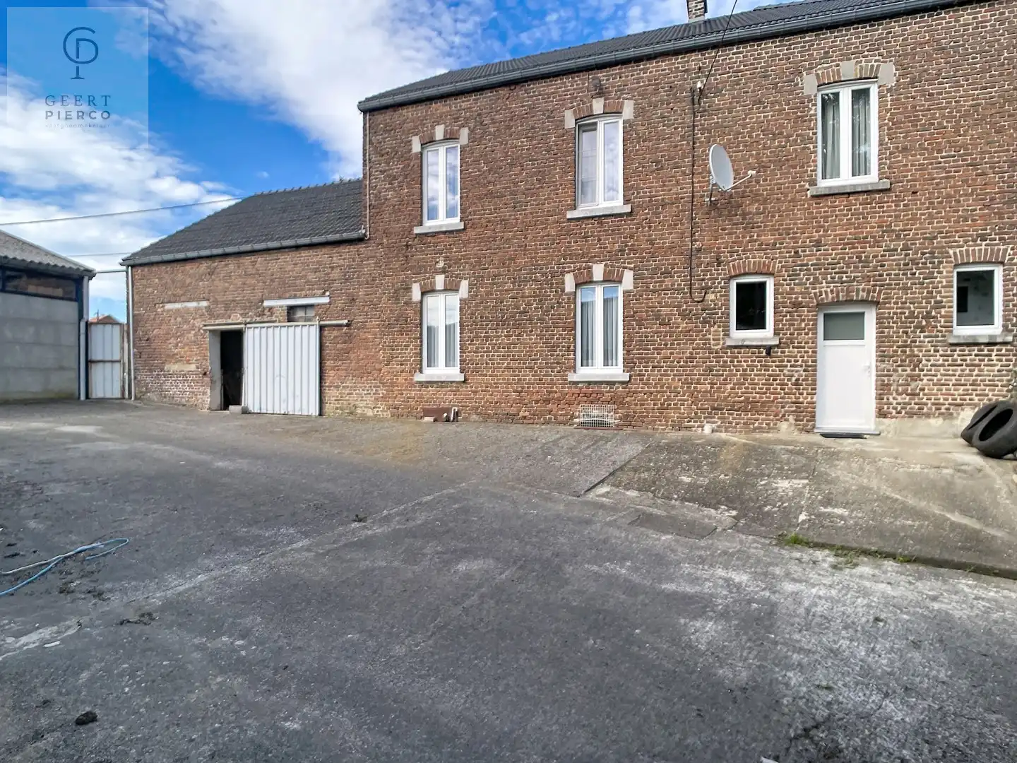 Ruime woning met binnenkoer, stallingen en tuin vlakbij oprit van E40. foto 25