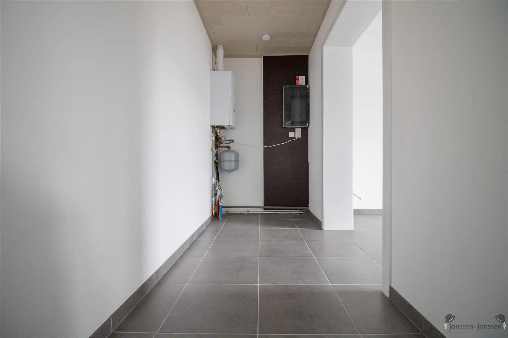 Ruime gerenoveerde gelijkvloerswoning op 544 m² met min. 3 slaapkamers en extra functionele ruimtes foto 10