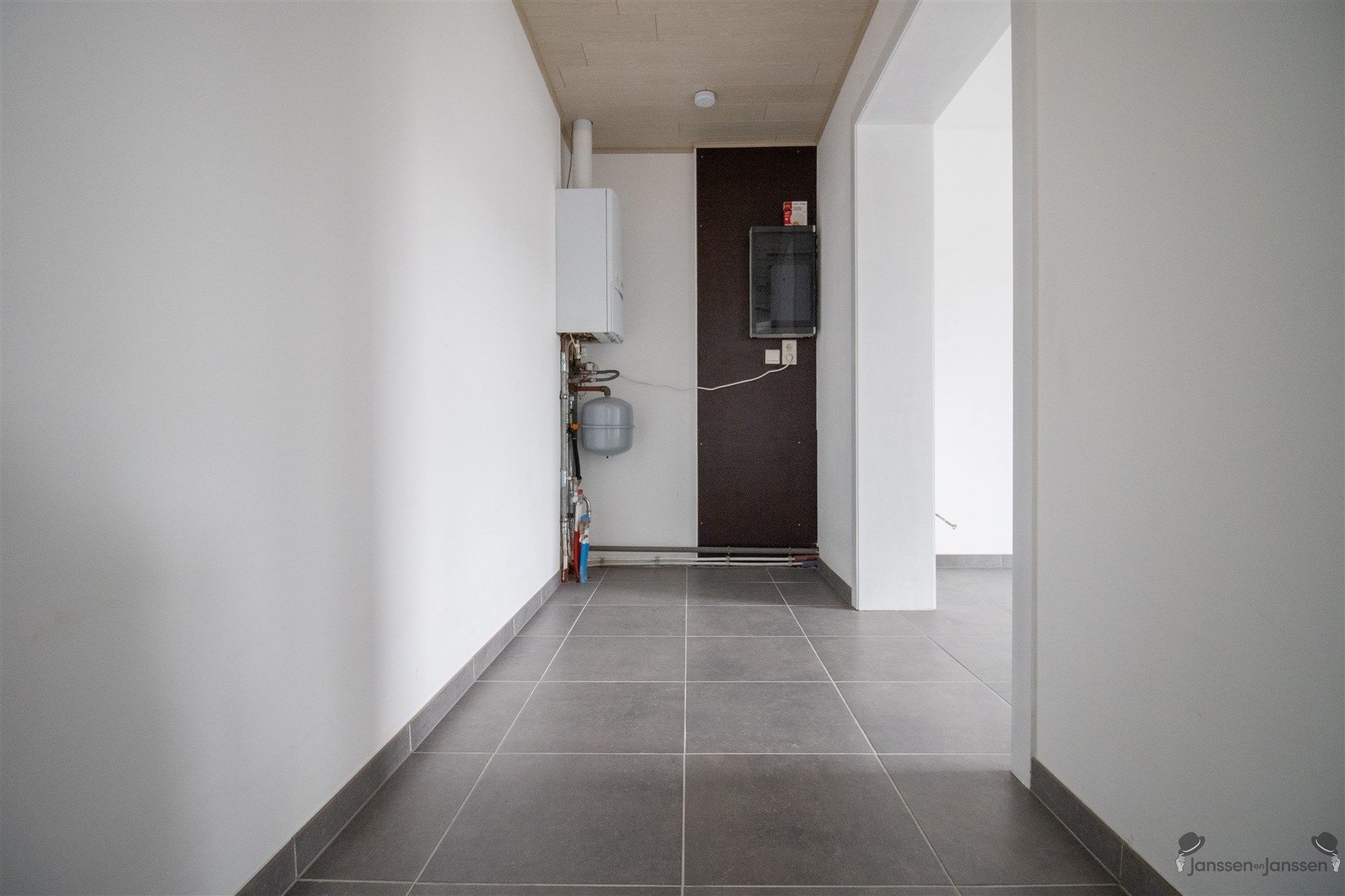 Ruime gerenoveerde gelijkvloerswoning op 544 m² met min. 3 slaapkamers en extra functionele ruimtes foto 10