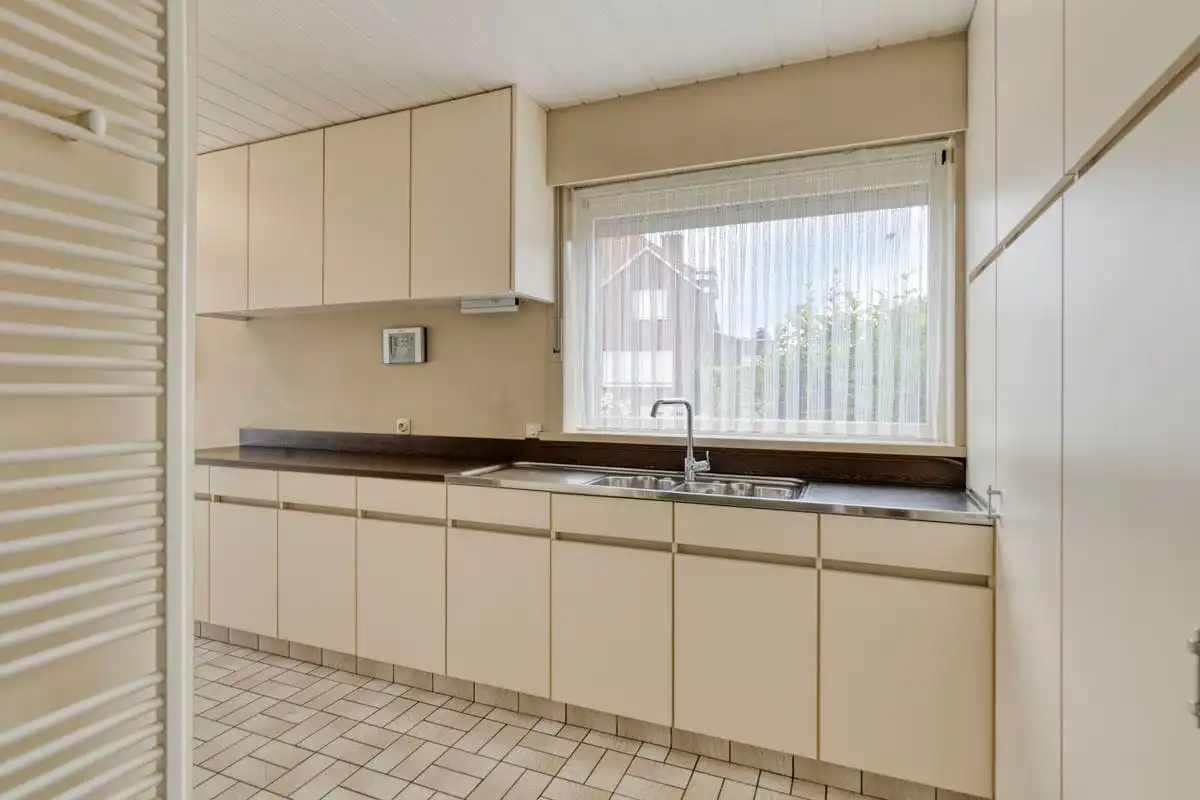 Ruime gezinswoning op toplocatie in Kortrijk foto 6