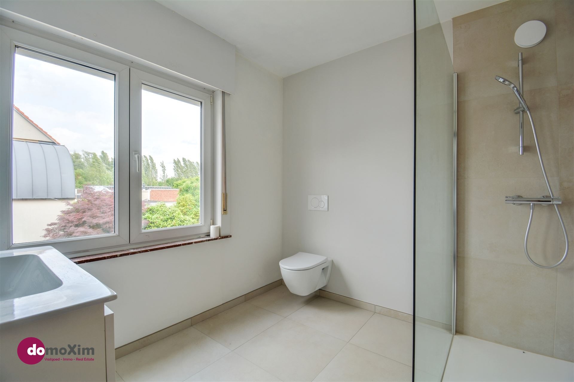 Gerenoveerde woning met loods, stallen en serre op een terrein van 32 are foto 9
