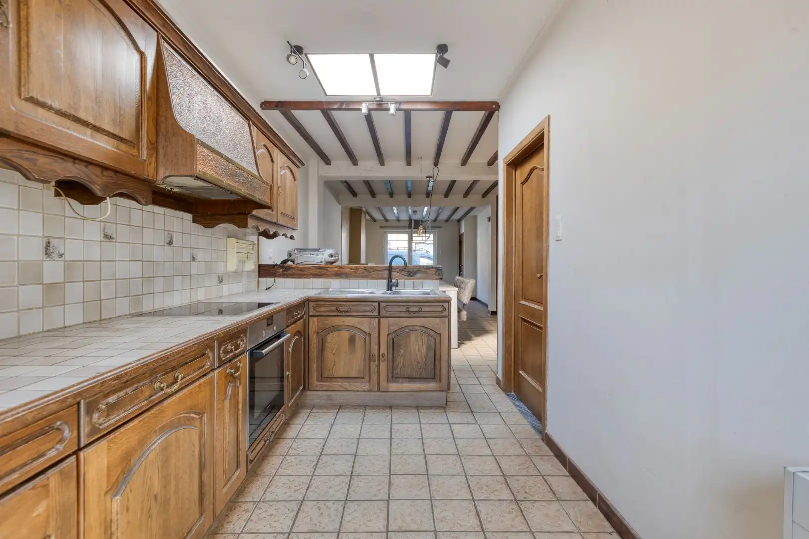 Gezellig ingerichte woning met hobbyruimte en tuin + toegang achterom foto 3