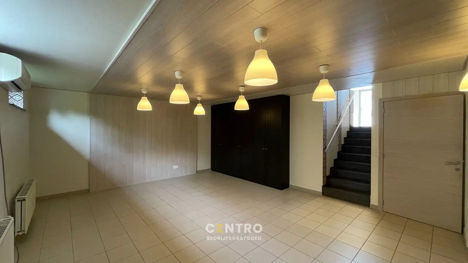 Instapklare & goed geïsoleerde KANTOORRUIMTE met ruime KELDER te huur, langs een strategische invalsweg van Brugge centrum. foto 9
